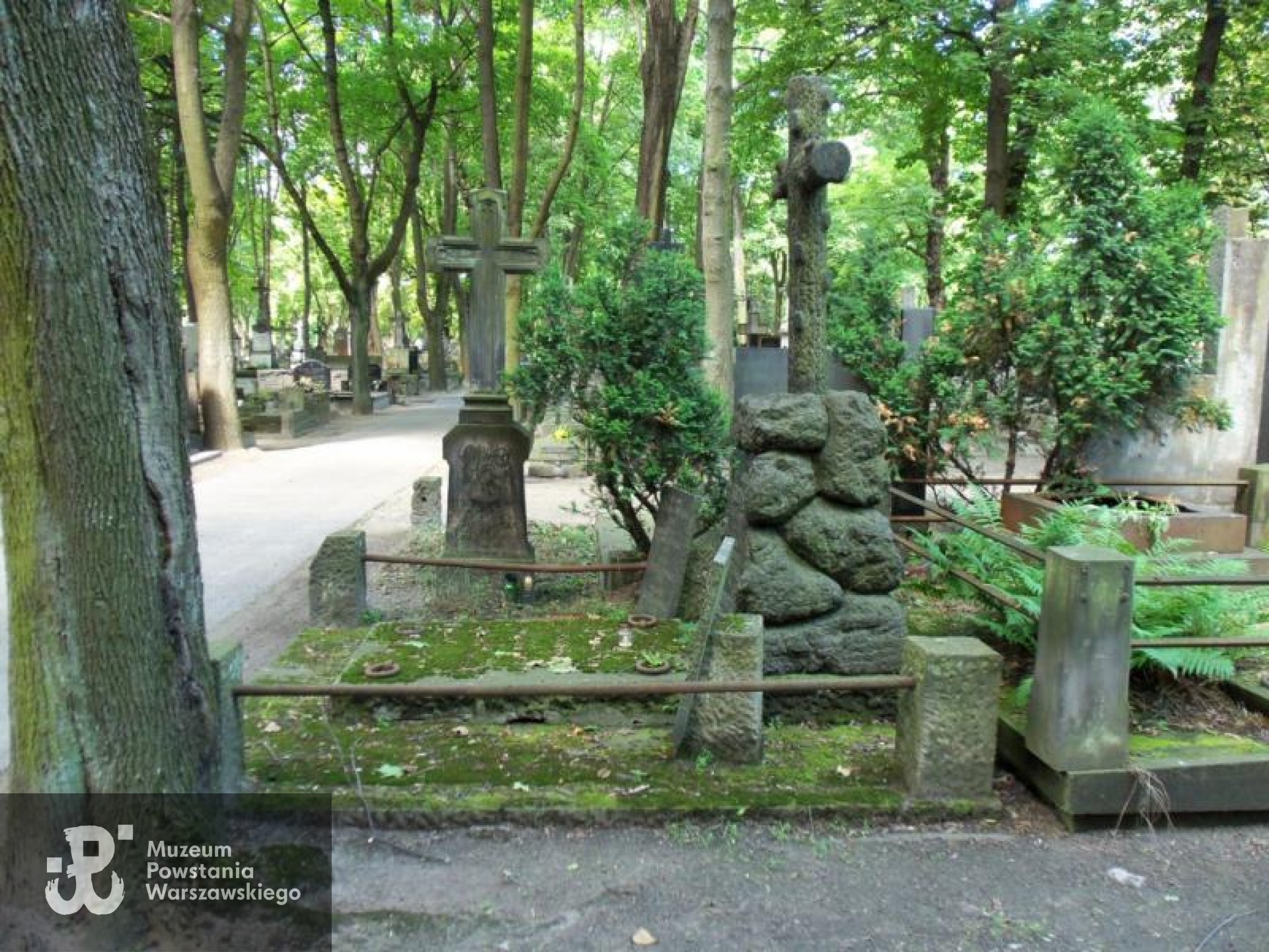 Źródło: https://cmentarze.um.warszawa.pl/pomnik.aspx?pom_id=17245 [dostęp: 23.04.2025].