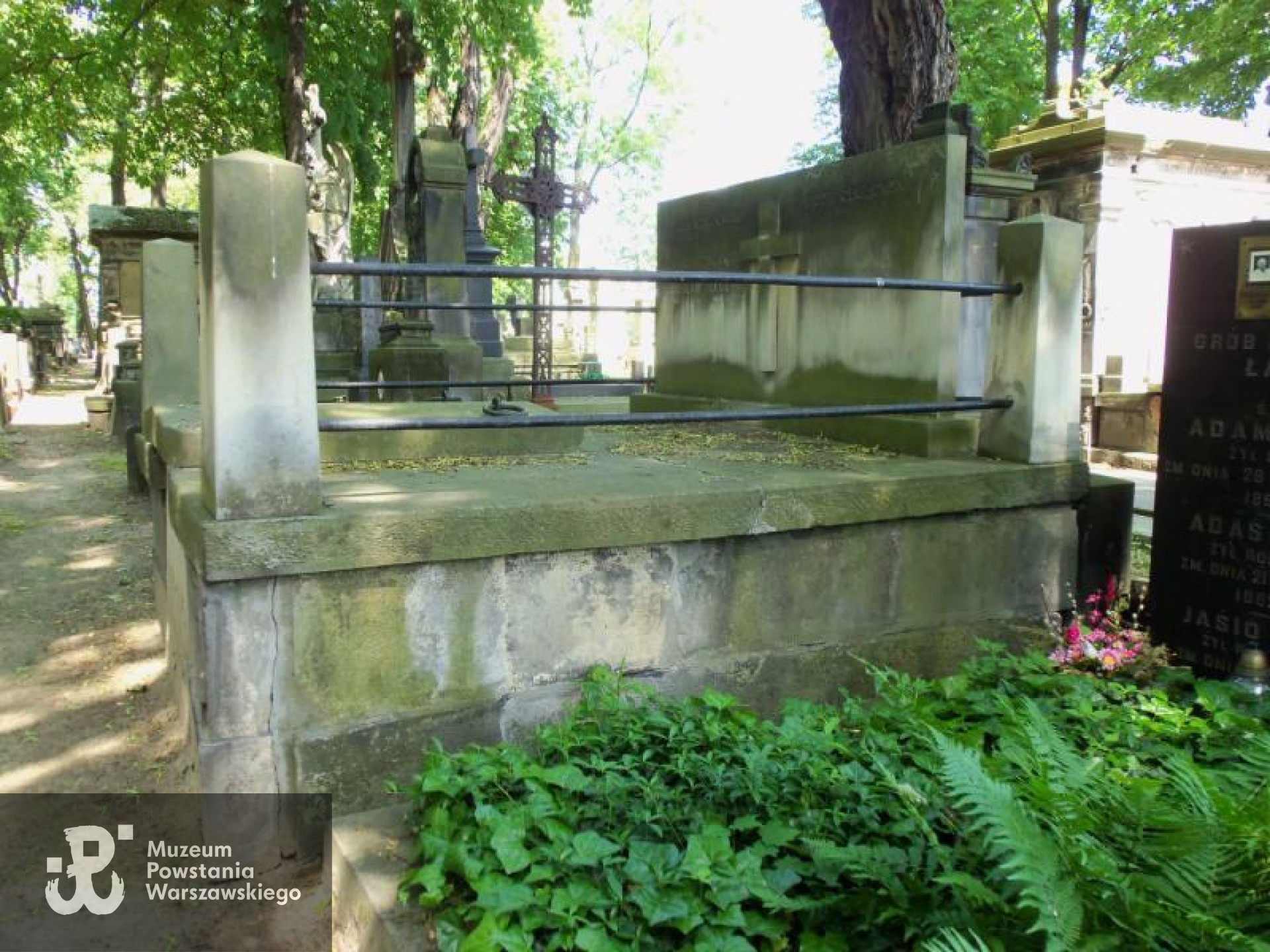 Źródło: https://cmentarze.um.warszawa.pl/pomnik.aspx?pom_id=1097 [dostęp: 26.06.2025].