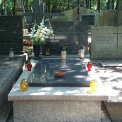 Źródło: https://cmentarze.um.warszawa.pl/pomnik.aspx?pom_id=65120 [dostęp: 29.01.2026].