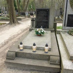 Źródło: https://cmentarze.um.warszawa.pl/pomnik.aspx?pom_id=59320 [dostęp: 07.04.2026].