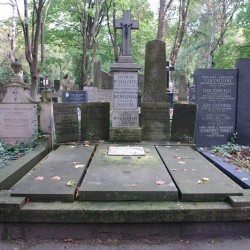 Grób symboliczny na Starych Powązkach w Warszawie. Źródło: https://cmentarze.um.warszawa.pl/pomnik.aspx?pom_id=46263 [dostęp: 06.02.2026].