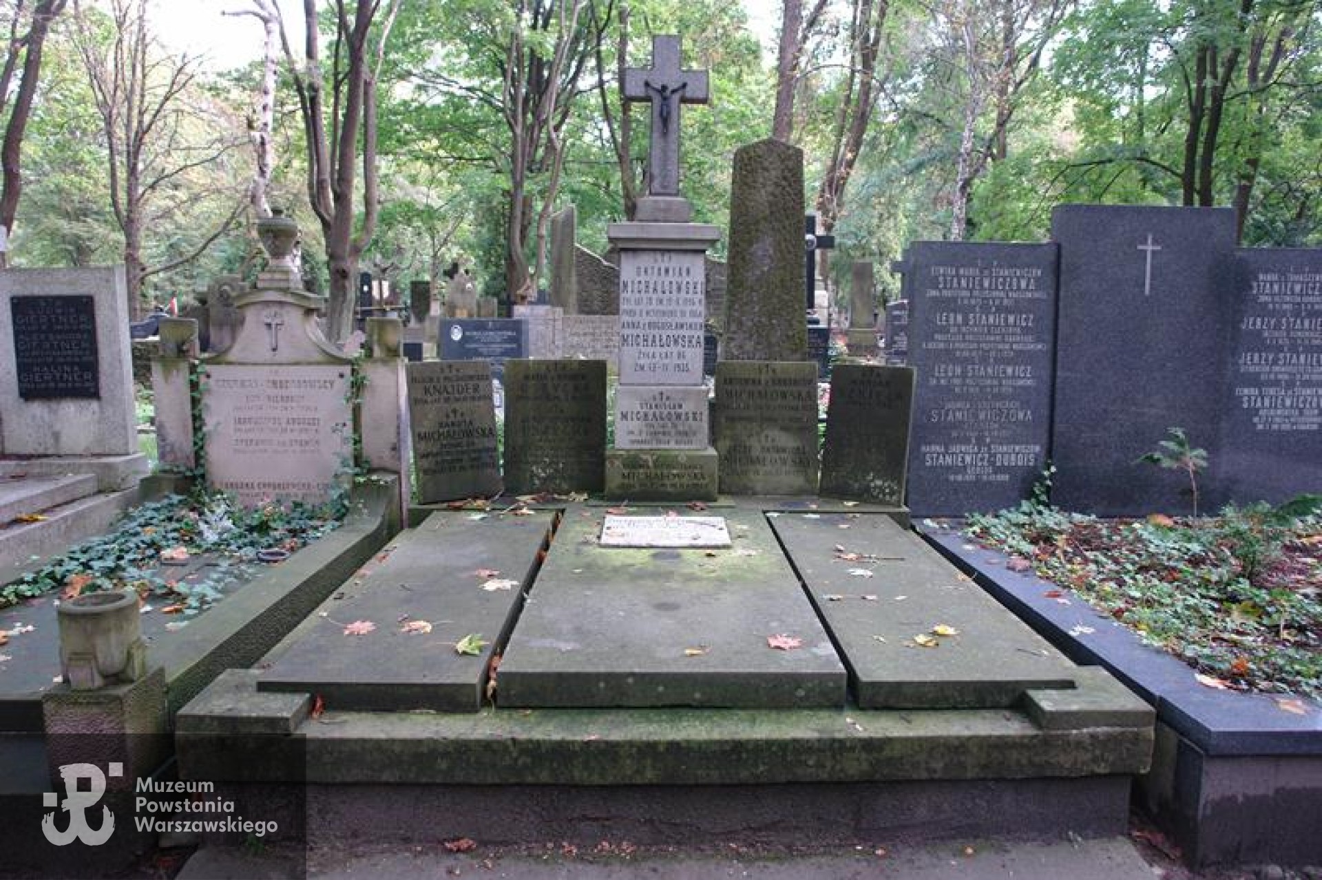 Grób symboliczny na Starych Powązkach w Warszawie. Źródło: https://cmentarze.um.warszawa.pl/pomnik.aspx?pom_id=46263 [dostęp: 06.02.2026].