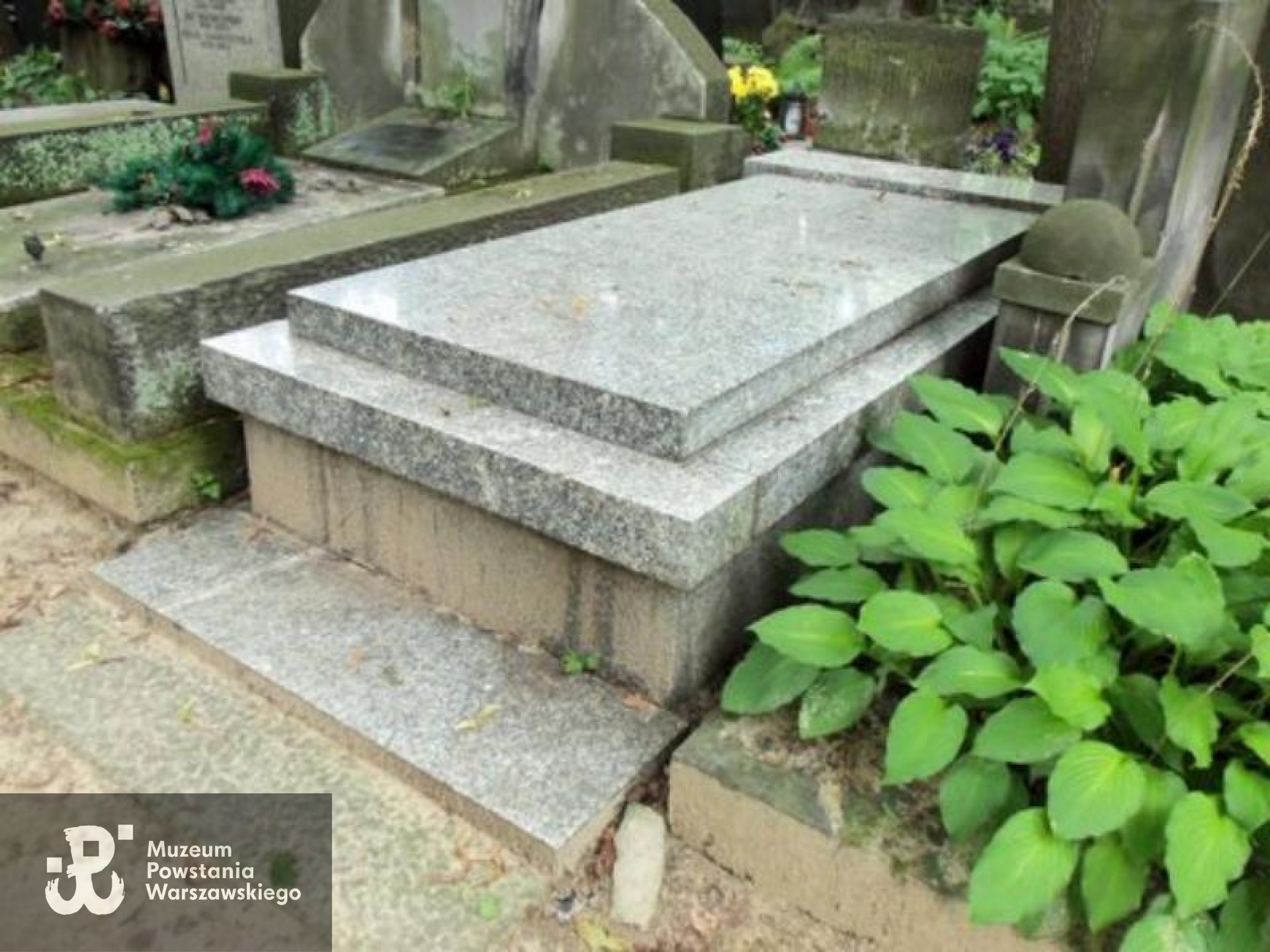 Grób symboliczny na Starych Powązkach w kwaterze Z-4-9. Źródło: https://cmentarze.um.warszawa.pl/pomnik.aspx?pom_id=27497 [dostęp: 10.02.2026].