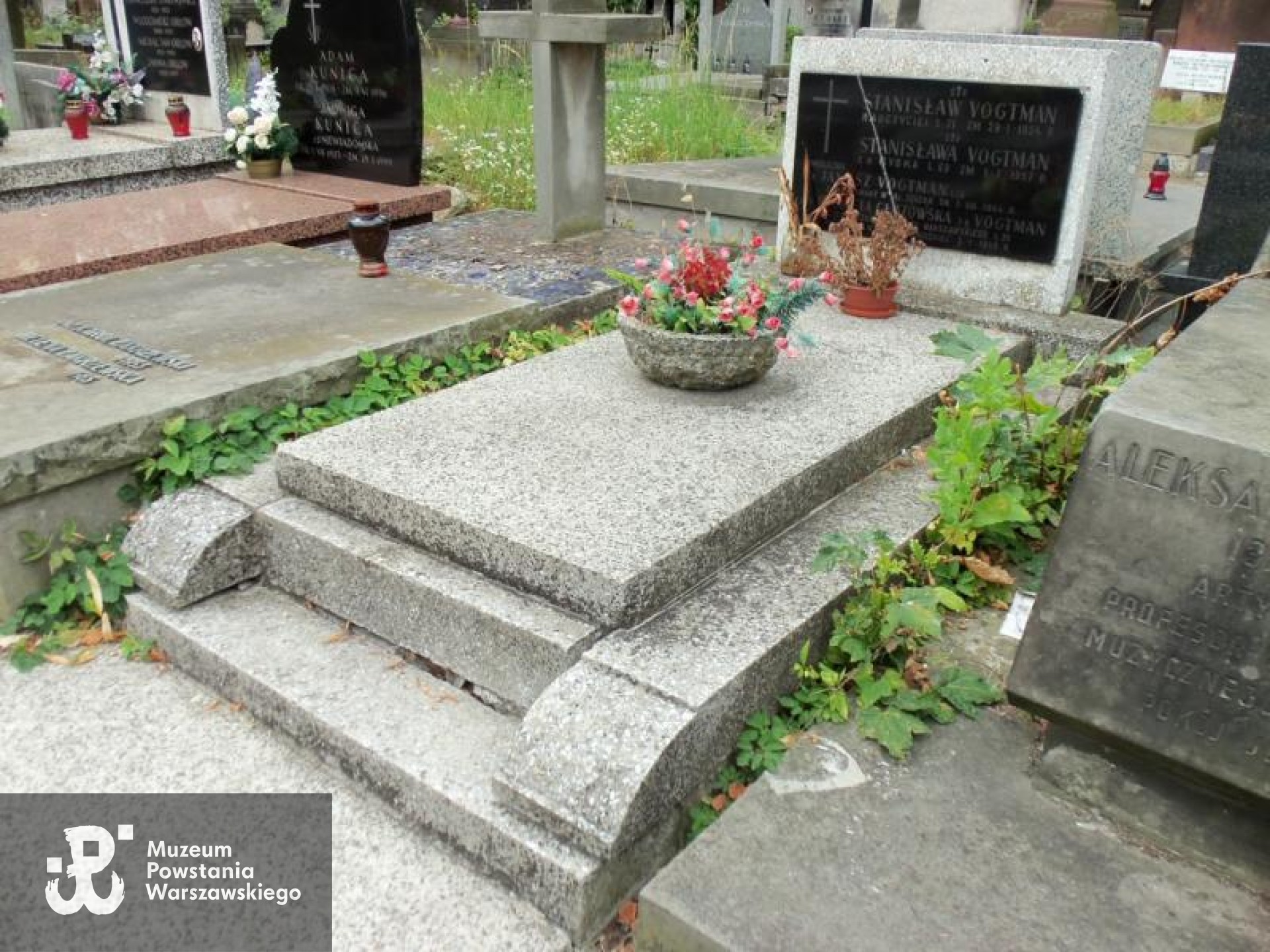 Źródło: https://cmentarze.um.warszawa.pl/pomnik.aspx?pom_id=23304 [dostęp: 02.04.2026].