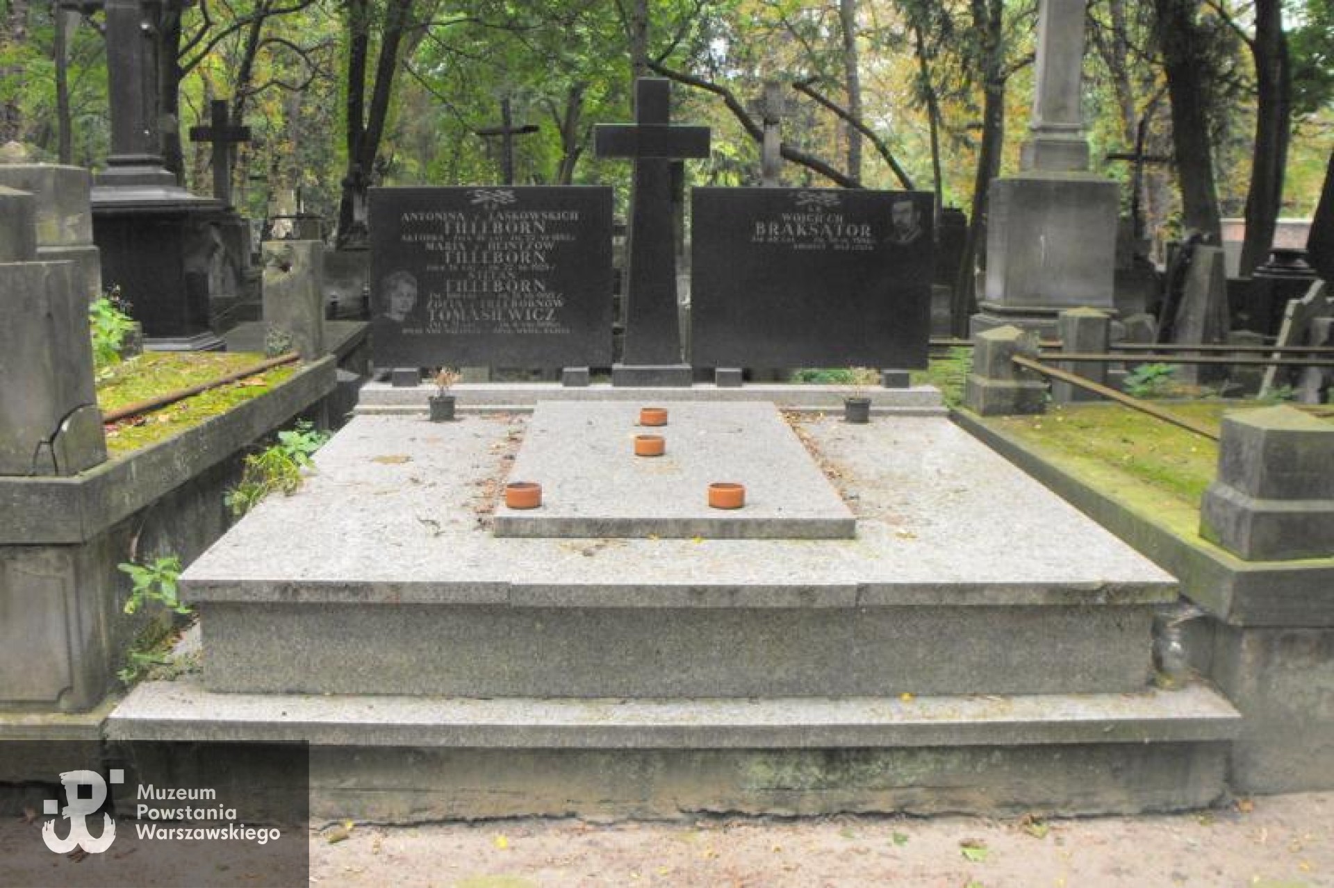 Źródło: https://cmentarze.um.warszawa.pl/pomnik.aspx?pom_id=23766 [dostęp: 29.01.2026].