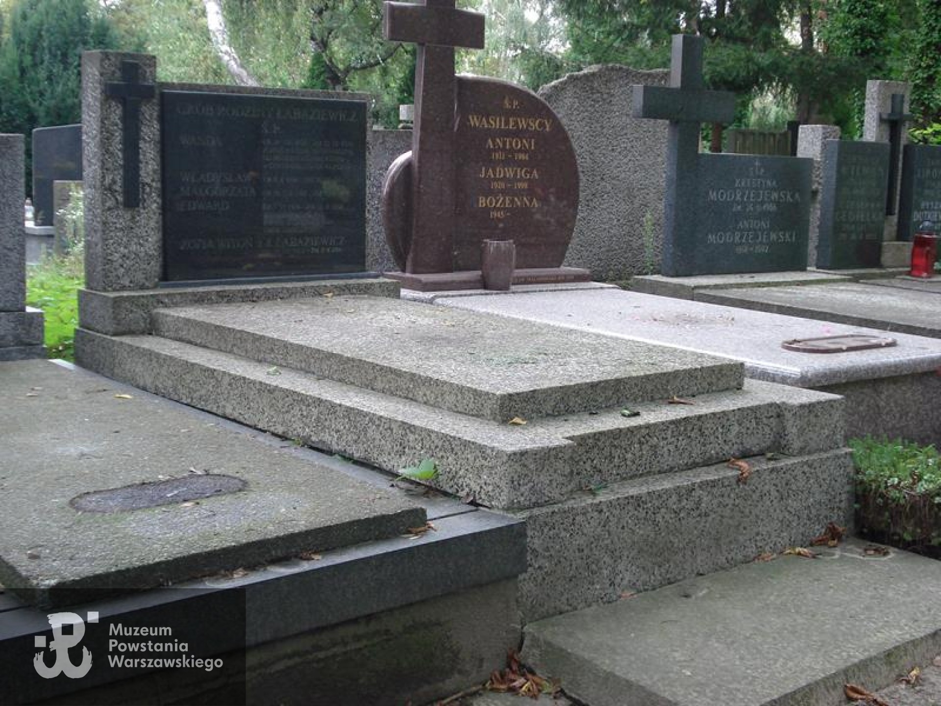 Grób symboliczny na Starych Powązkach w Warszawie. Źródło: https://cmentarze.um.warszawa.pl/pomnik.aspx?pom_id=47720 [dostęp: 09.02.2026].