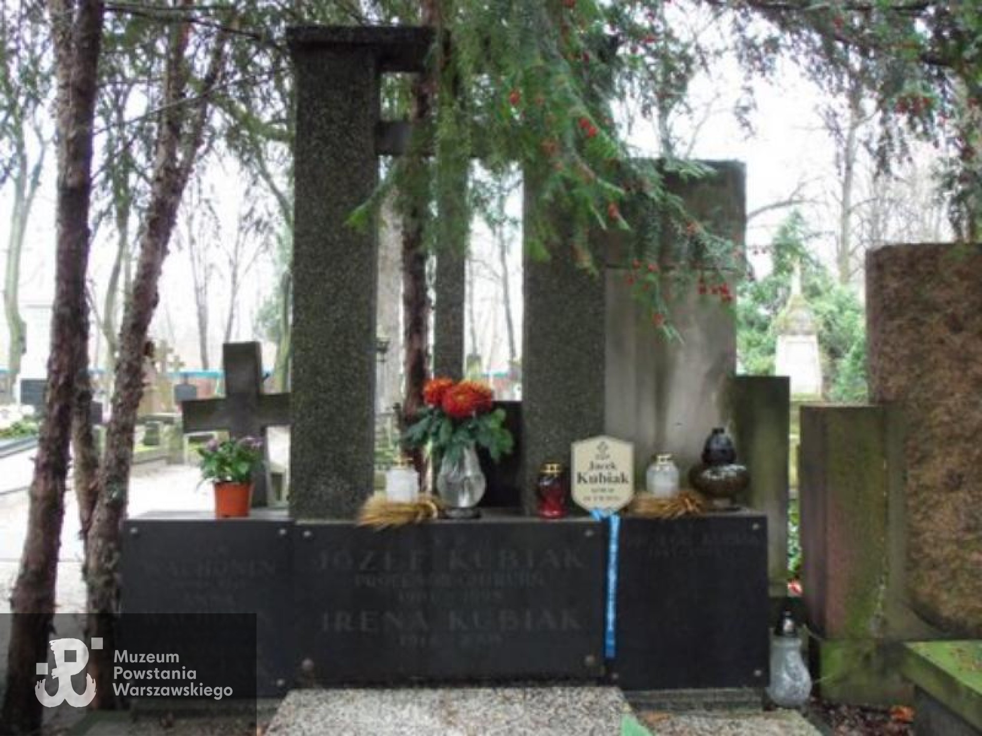 Źródło: https://cmentarze.um.warszawa.pl/pomnik.aspx?pom_id=30634 [dostęp: 17.04.2026].