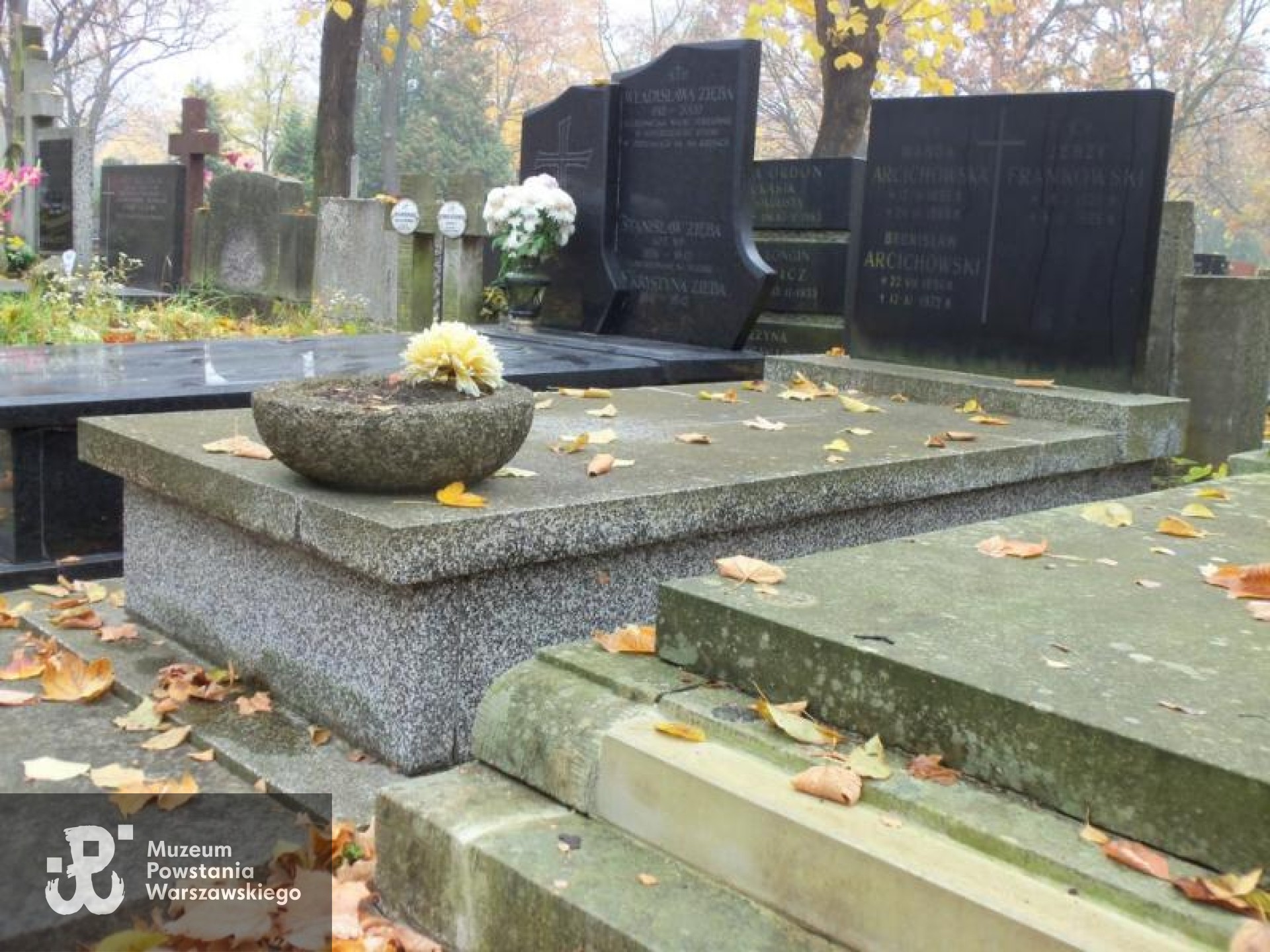 Źródło: https://cmentarze.um.warszawa.pl/pomnik.aspx?pom_id=29361 [dostęp: 02.02.2026].