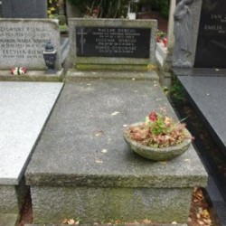 Źródło: https://cmentarze.um.warszawa.pl/pomnik.aspx?pom_id=30342 [dostęp: 16.01.2026].