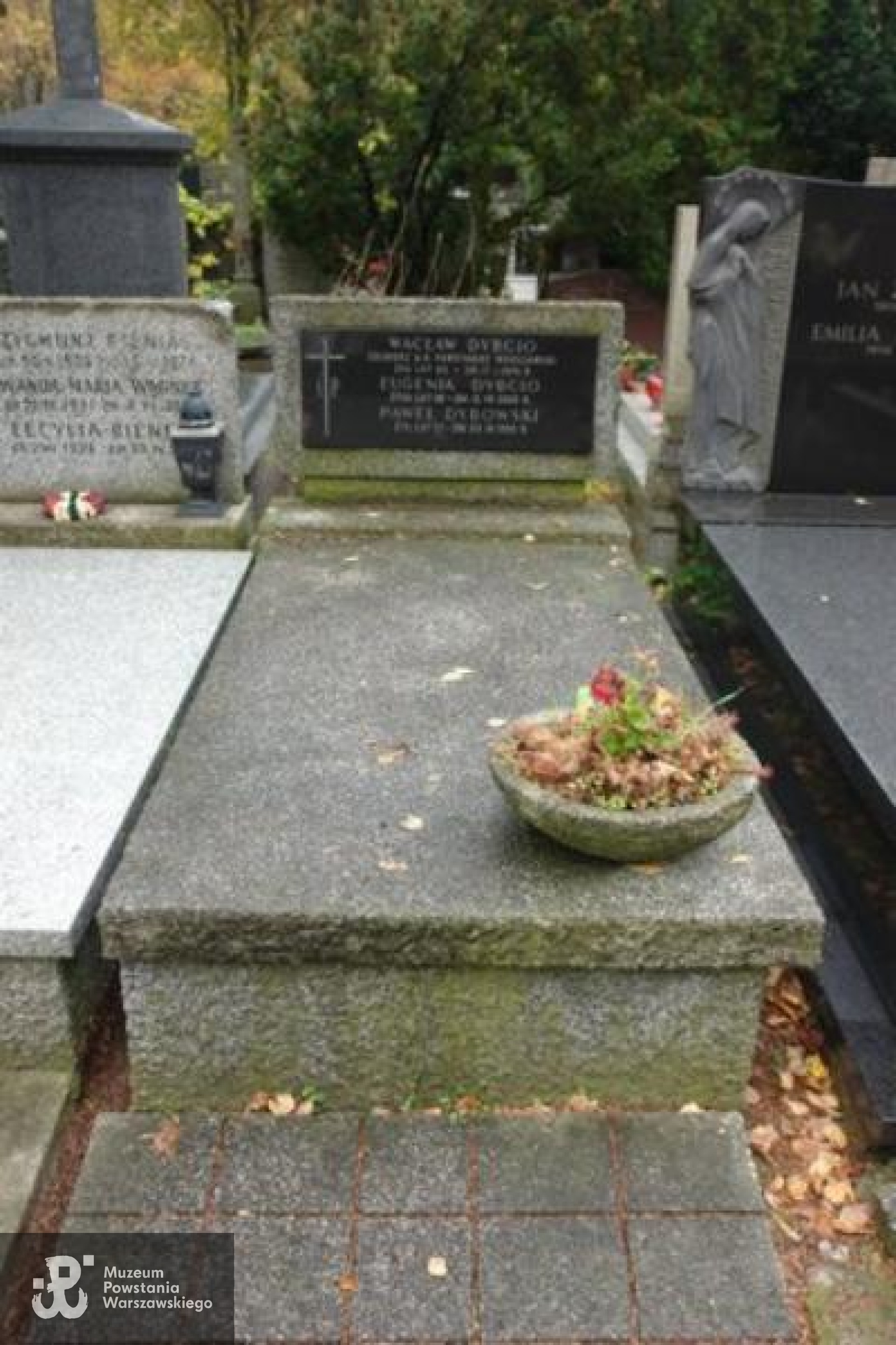 Źródło: https://cmentarze.um.warszawa.pl/pomnik.aspx?pom_id=30342 [dostęp: 16.01.2026].