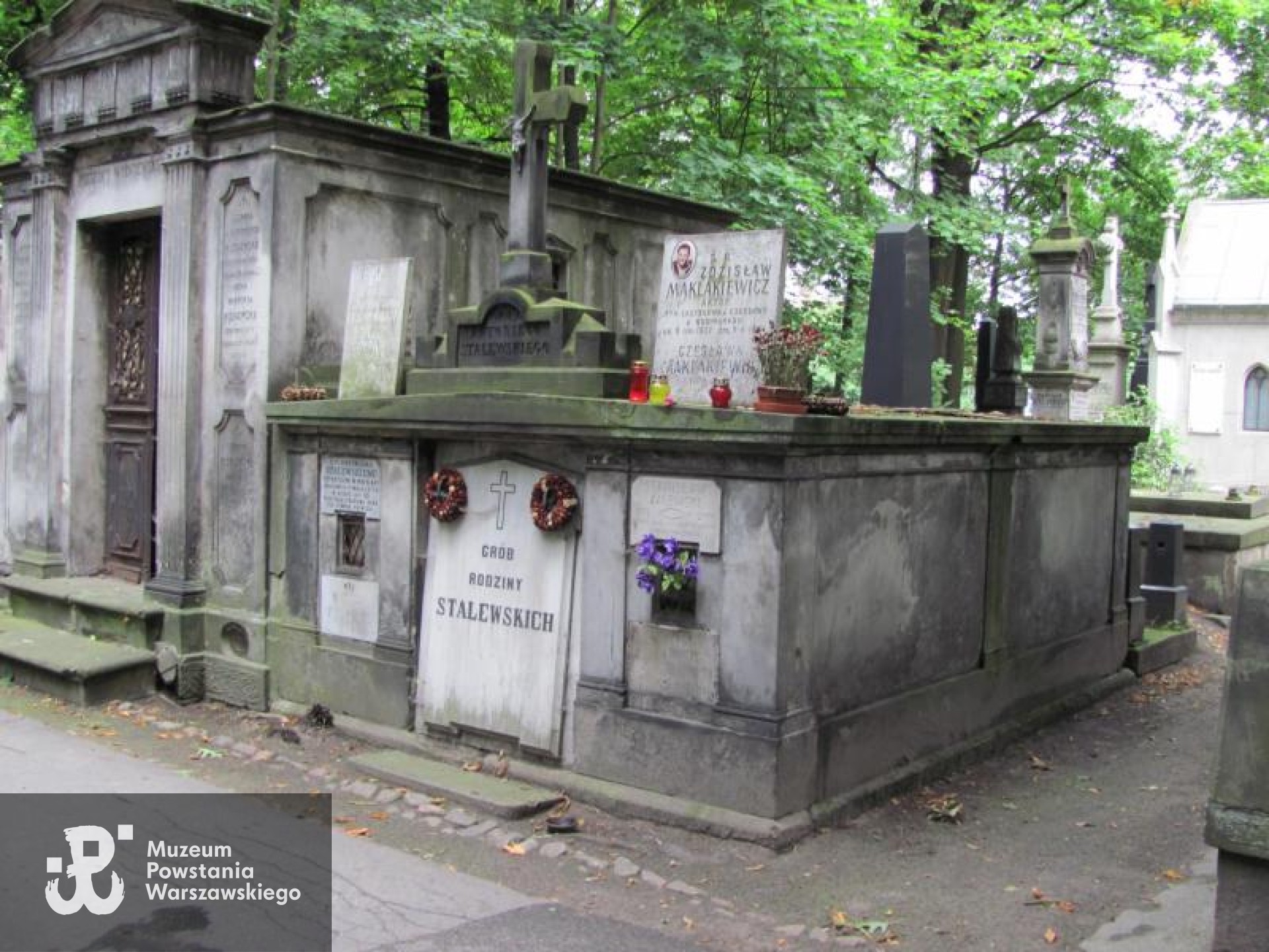 Źródło: https://cmentarze.um.warszawa.pl/pomnik.aspx?pom_id=2260 [dostęp: 10.04.2025].