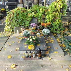 Źródło: https://cmentarze.um.warszawa.pl/pomnik.aspx?pom_id=14450 [dostęp: 23.04.2025].