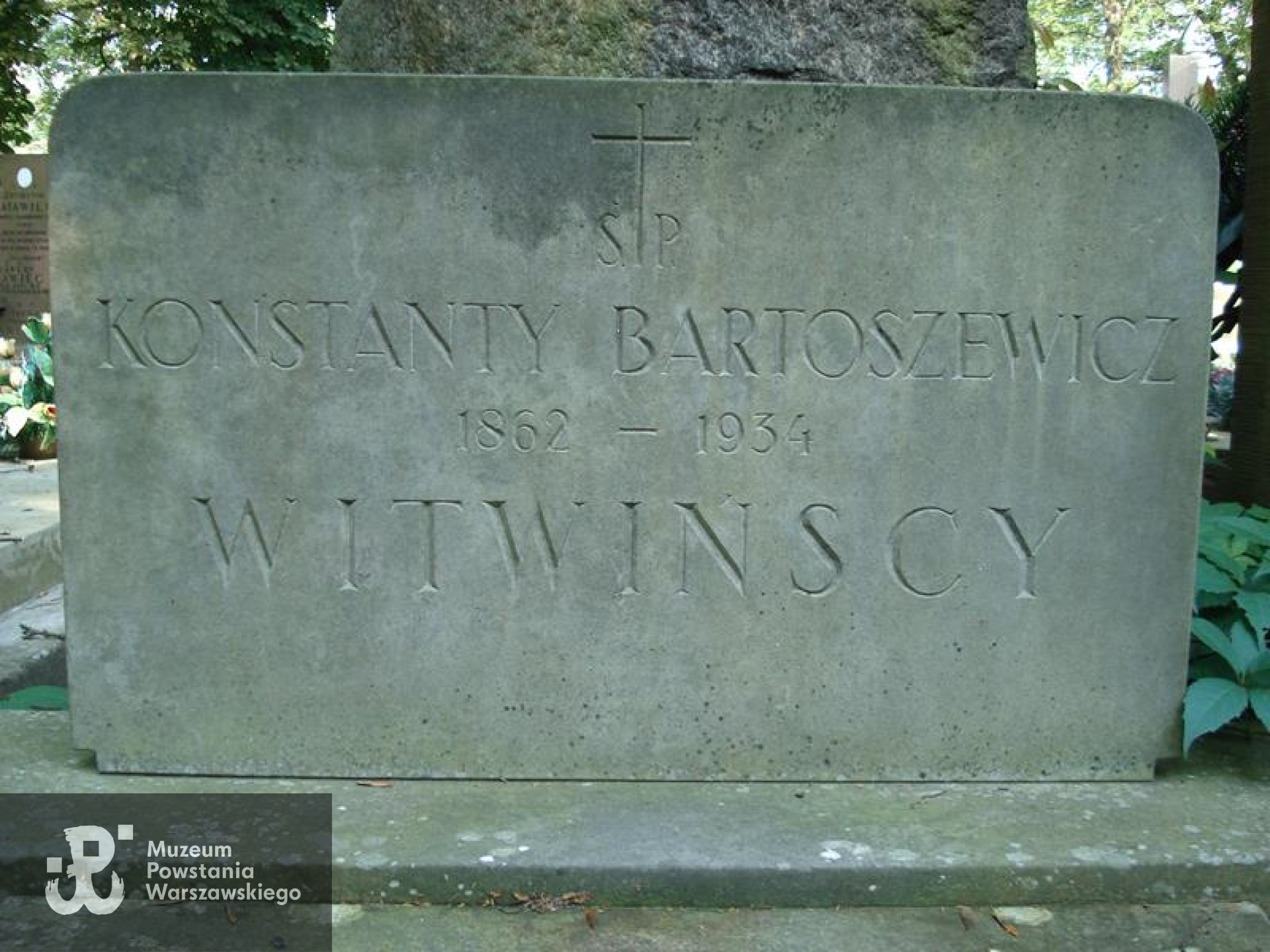 Źródło: https://cmentarze.um.warszawa.pl/pomnik.aspx?pom_id=36652 [dostęp: 13.01.2026].