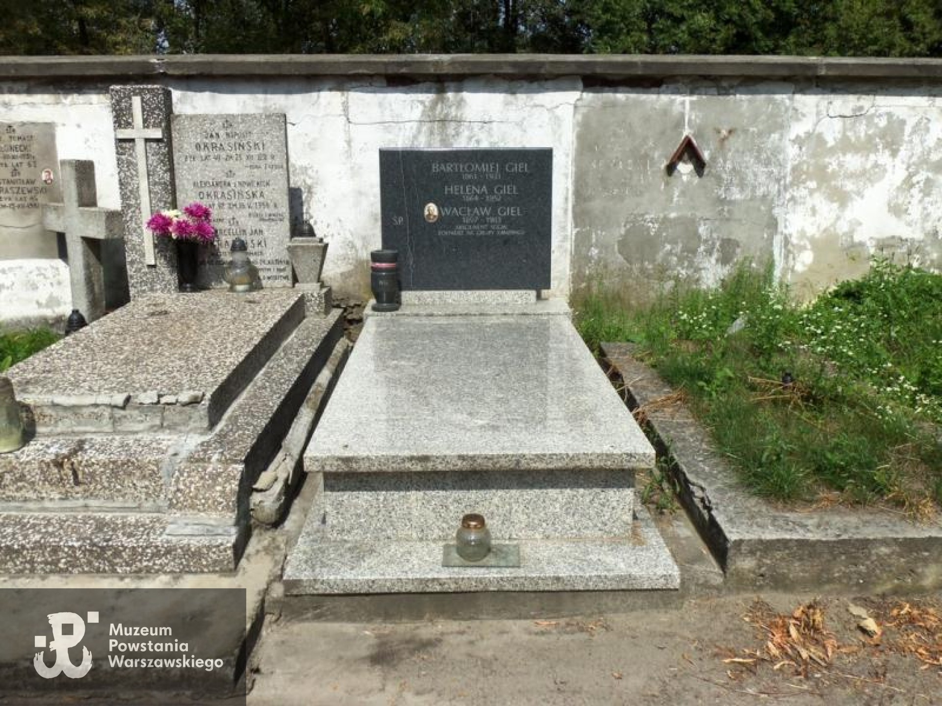 Źródło: https://cmentarze.um.warszawa.pl/pomnik.aspx?pom_id=20680 [dostęp: 16.04.2026].