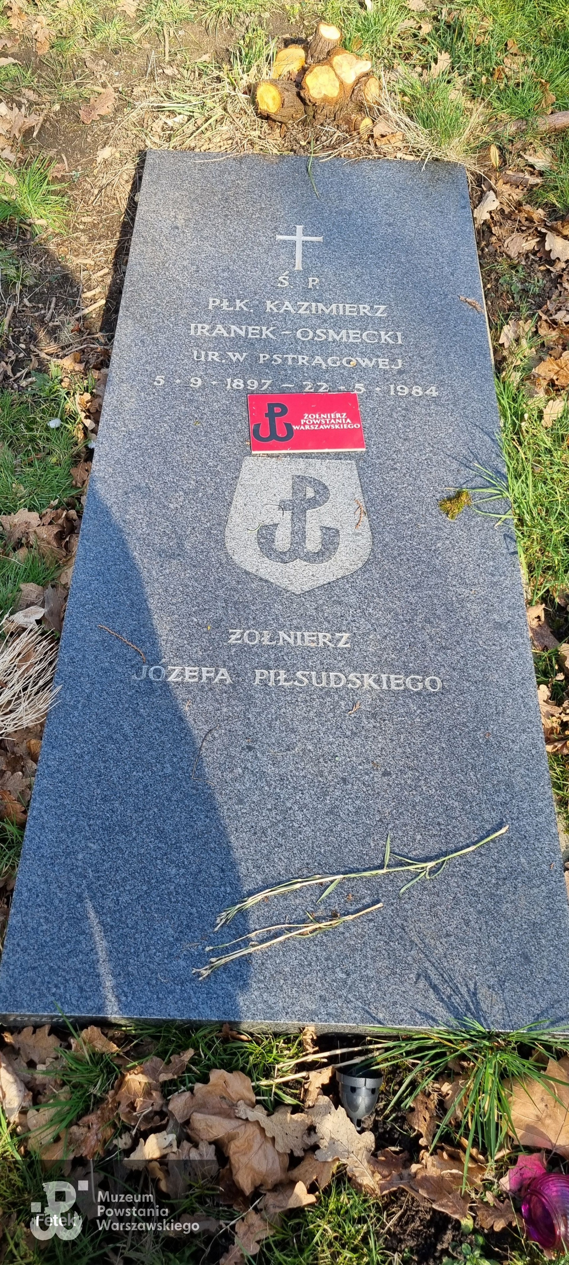 Źródło: https://pl.findagrave.com/memorial/249378163/kazimierz-wincenty-iranek-osmecki#view-photo=322773649 [dostęp: 6.06.2026].