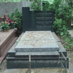 Źródło: https://cmentarze.um.warszawa.pl/pomnik.aspx?pom_id=62031 [dostęp: 22.05.2025].