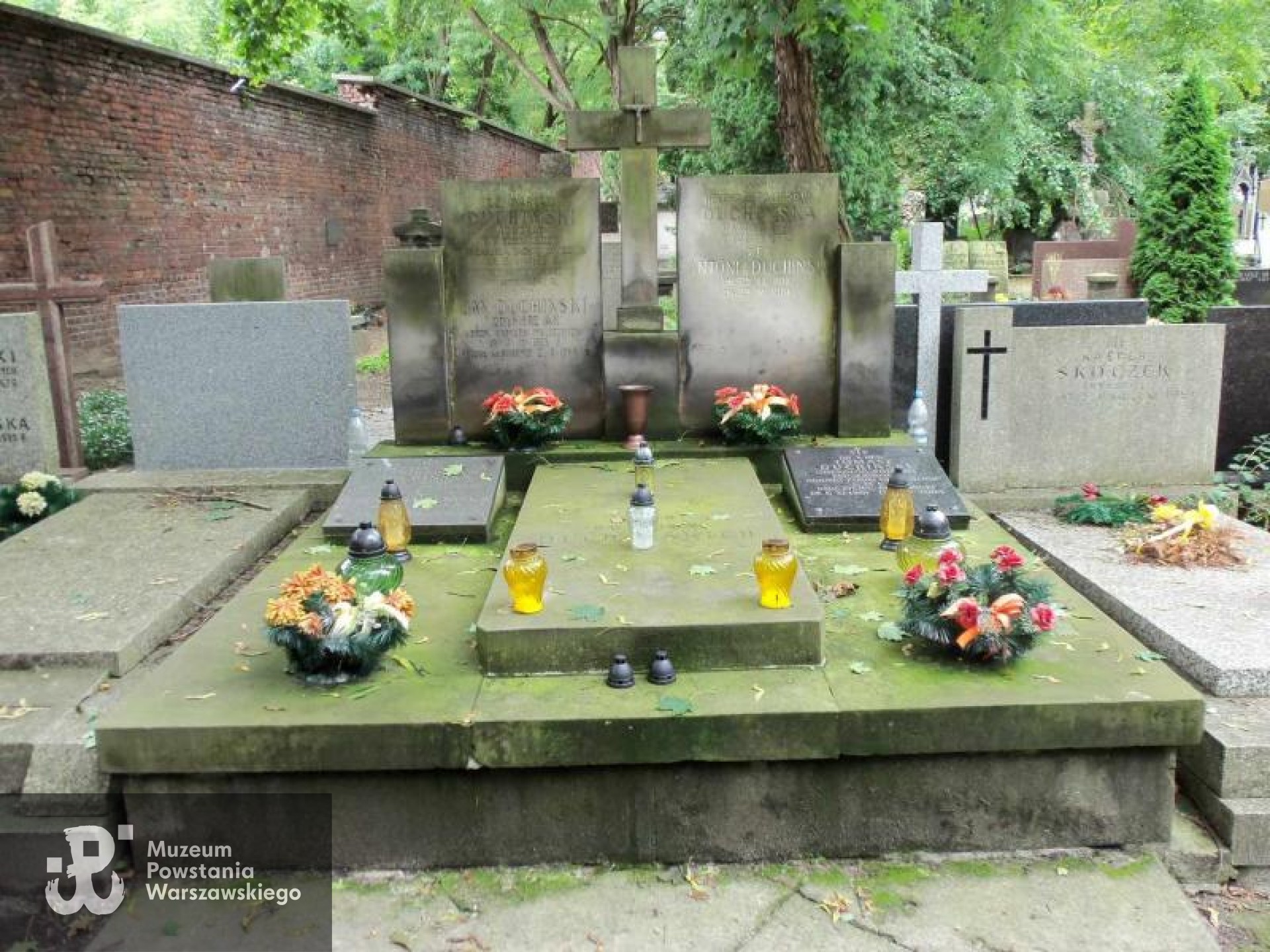 Źródło: https://cmentarze.um.warszawa.pl/pomnik.aspx?pom_id=11636 [dostęp: 12.01.2026].