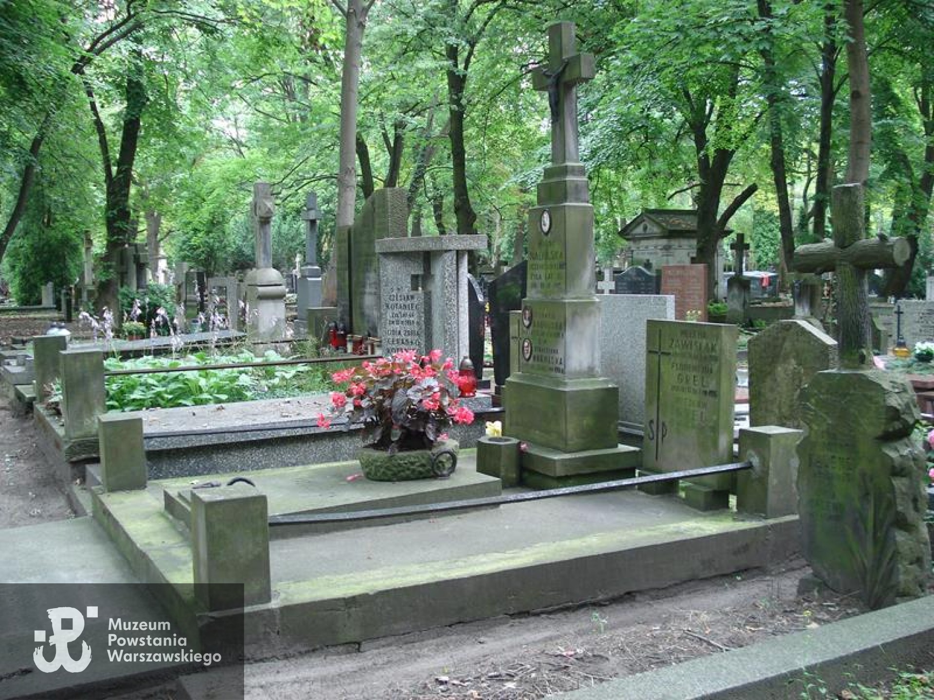 Źródło: https://cmentarze.um.warszawa.pl/pomnik.aspx?pom_id=45667 [dostęp: 31.03.2026].