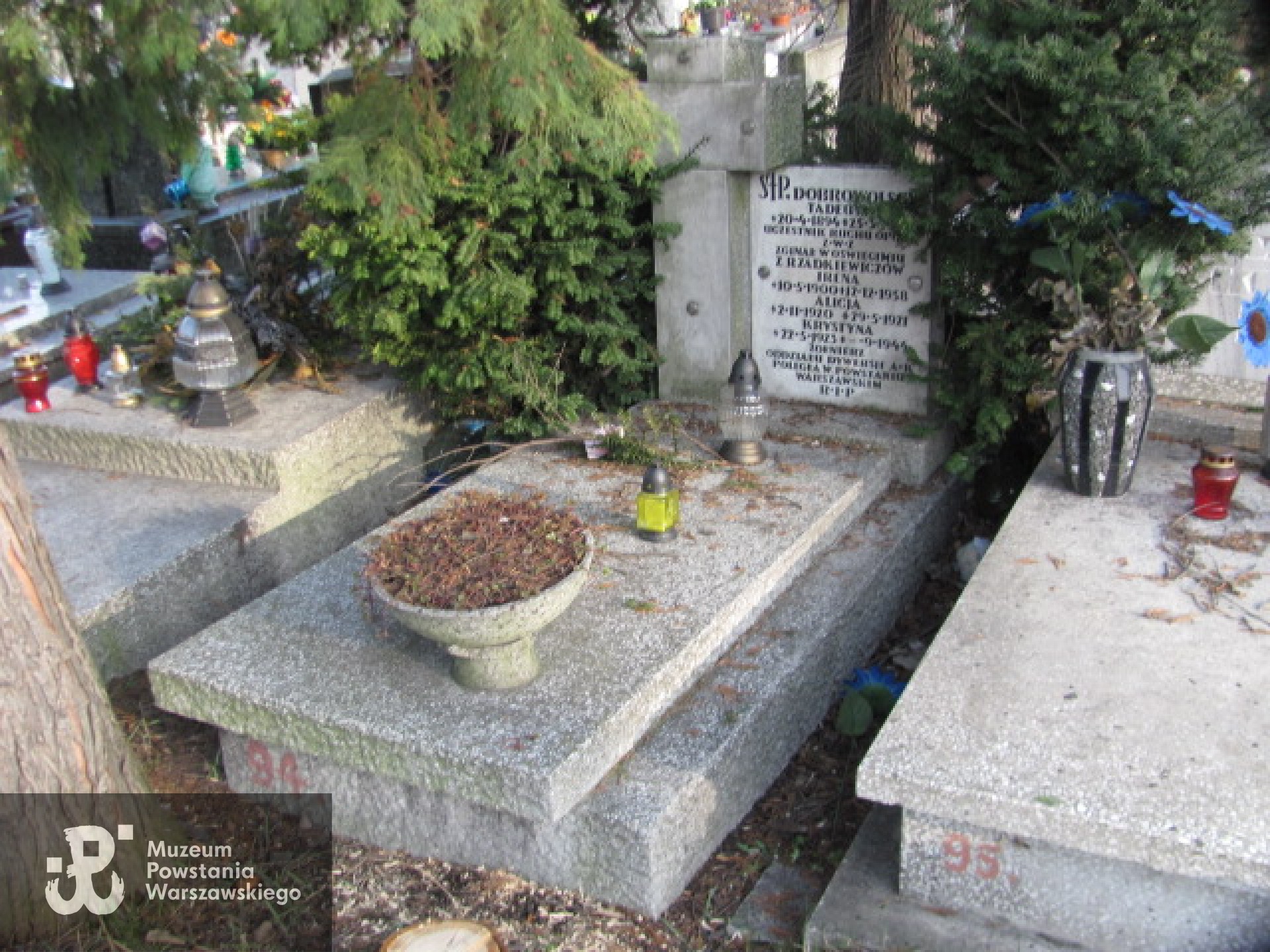 Źródło: https://www.findagrave.com/memorial/87378349/kazimierz-deskur [dostęp: 10.10.2025].