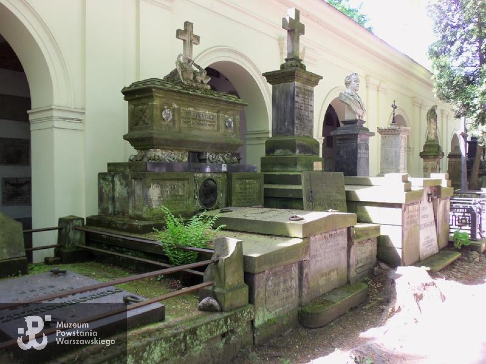 Źródło: https://cmentarze.um.warszawa.pl/pomnik.aspx?pom_id=3008 [dostęp: 10.04.2025].