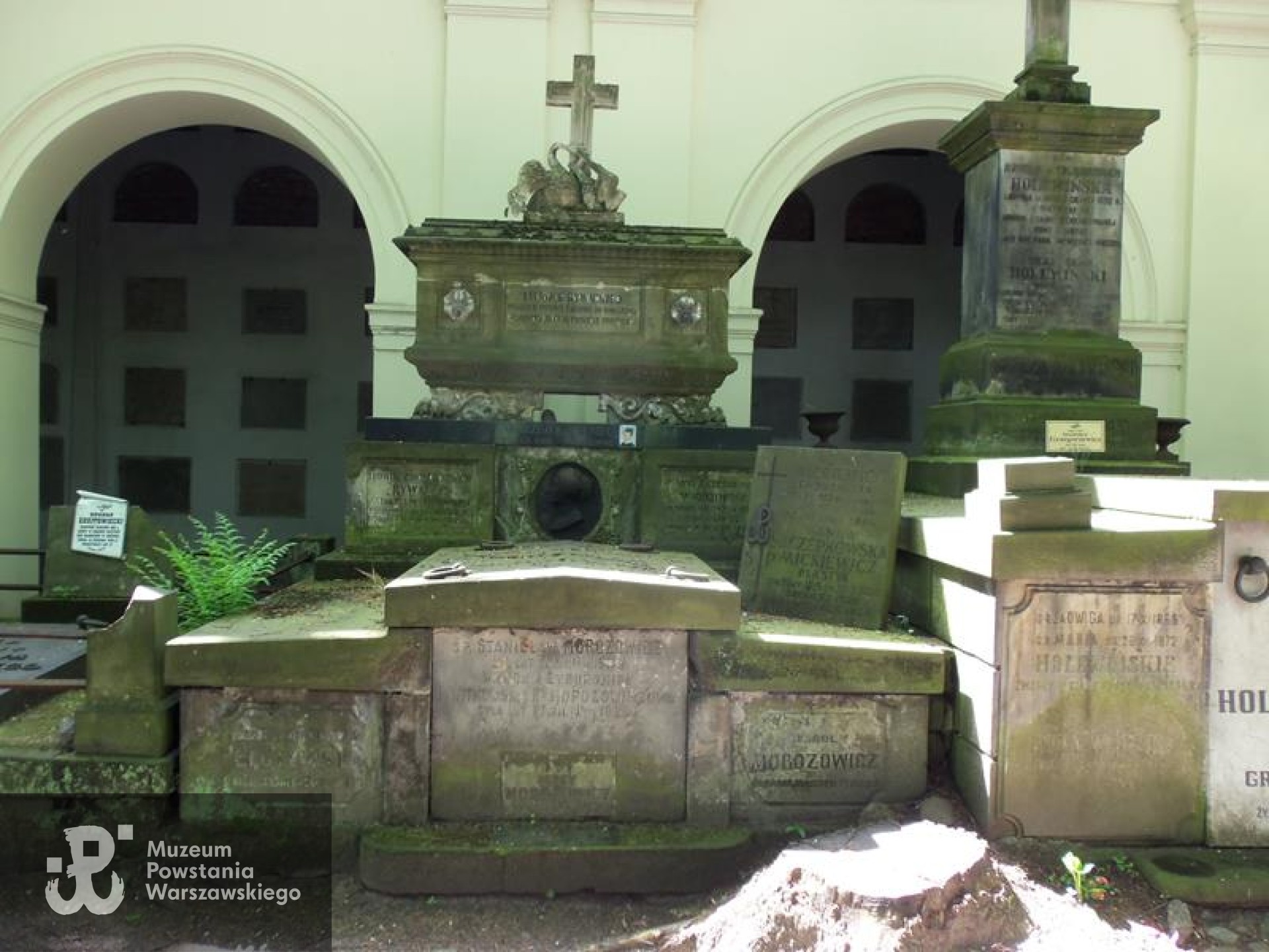 Źródło: https://cmentarze.um.warszawa.pl/pomnik.aspx?pom_id=3008 [dostęp: 10.04.2025].