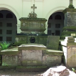 Źródło: https://cmentarze.um.warszawa.pl/pomnik.aspx?pom_id=3008 [dostęp: 10.04.2025].