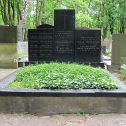 Źródło: https://cmentarze.um.warszawa.pl/pomnik.aspx?pom_id=39434 [dostęp: 9.04.2025].