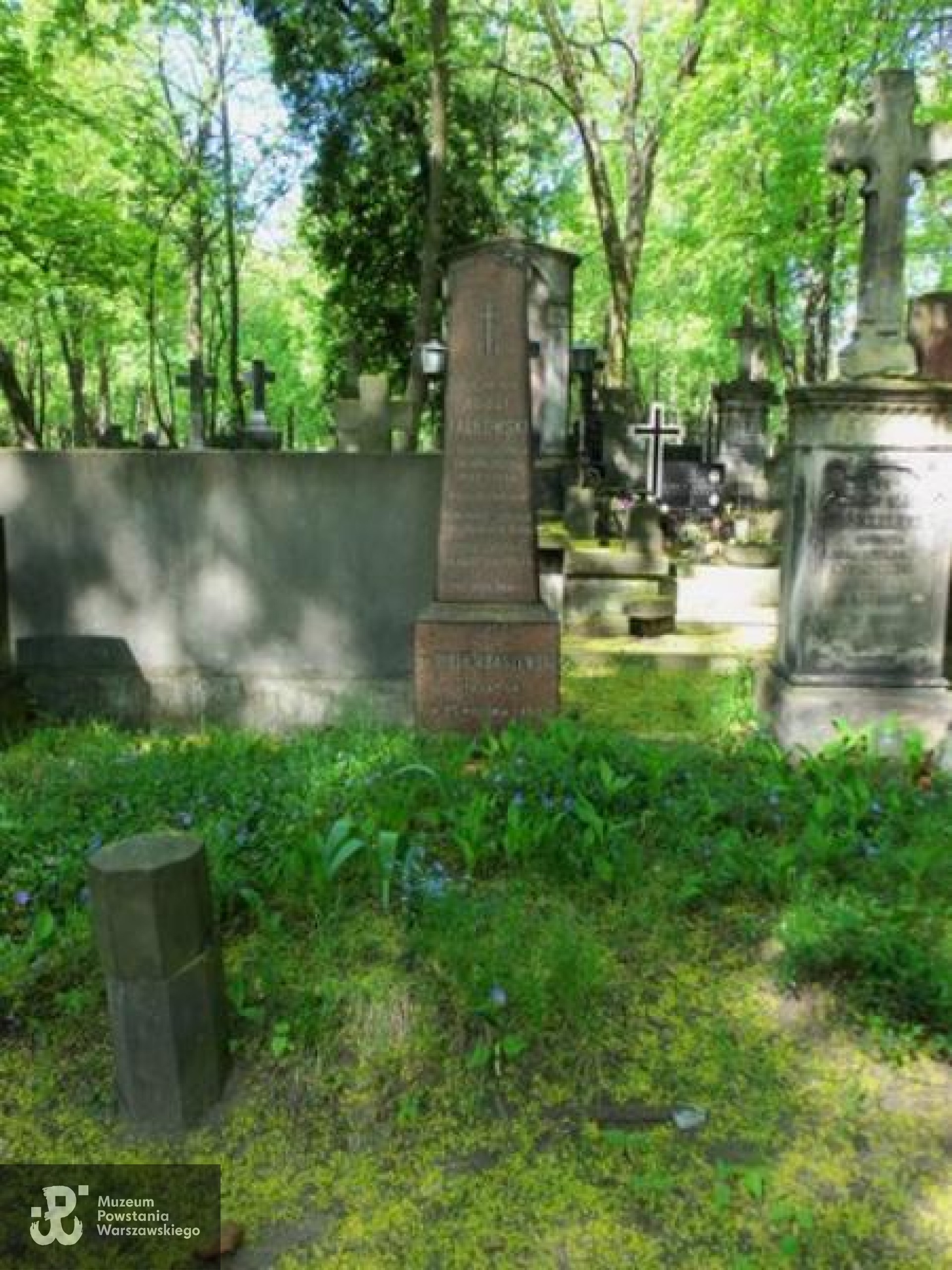 Źródło: https://cmentarze.um.warszawa.pl/pomnik.aspx?pom_id=26696 [dostęp: 23.01.2026].
