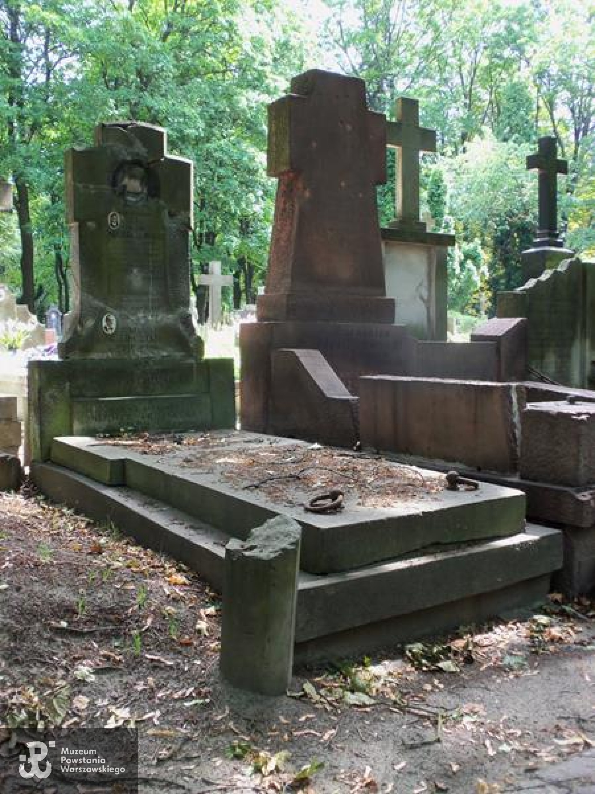 Źródło: https://cmentarze.um.warszawa.pl/pomnik.aspx?pom_id=31633 [dostęp: 10.04.2025].