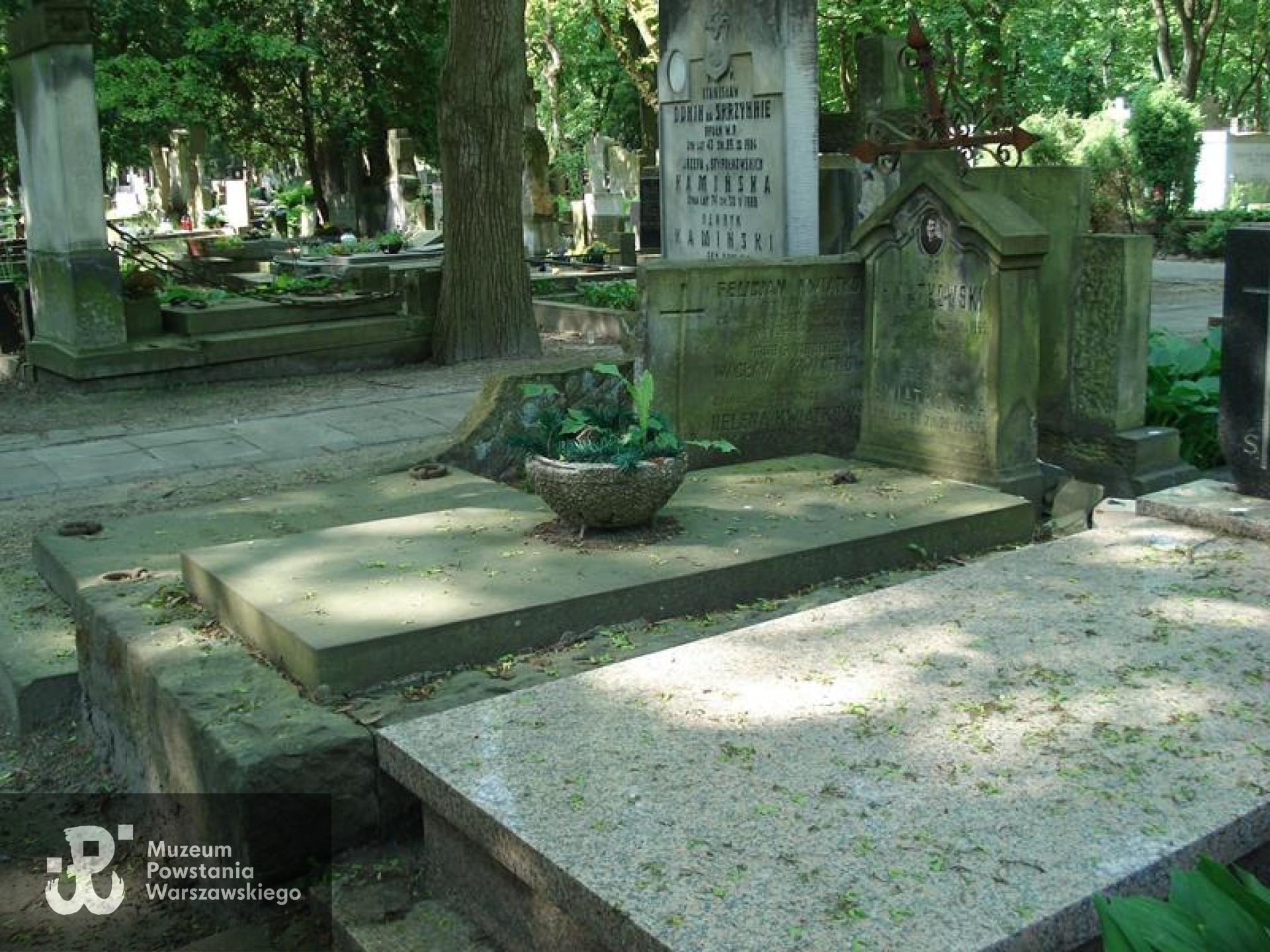 Źródło: https://cmentarze.um.warszawa.pl/pomnik.aspx?pom_id=42368 [dostęp: 9.04.2025].