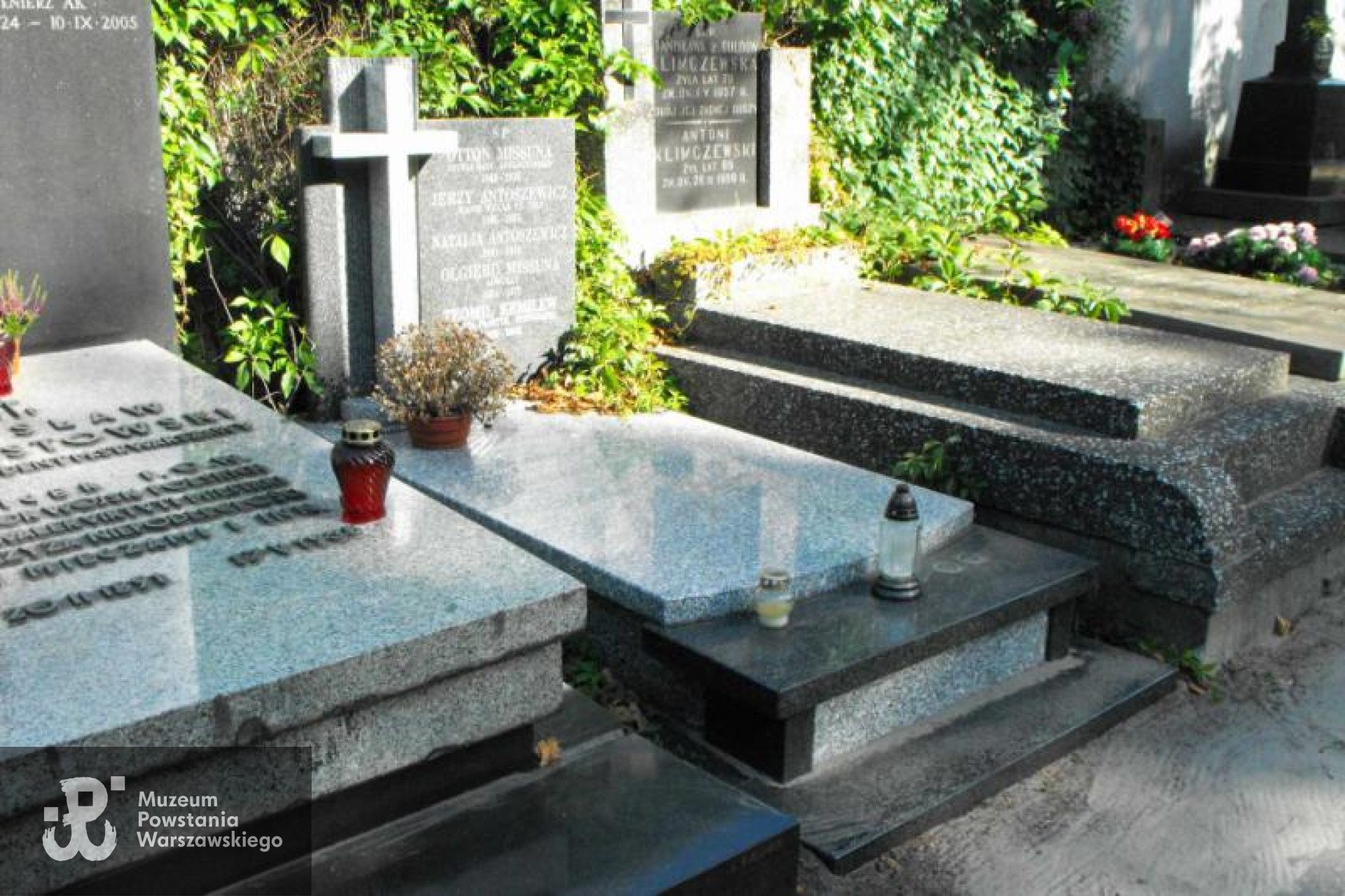 Źródło: https://cmentarze.um.warszawa.pl/pomnik.aspx?pom_id=15072 [dostęp: 15.04.2025].