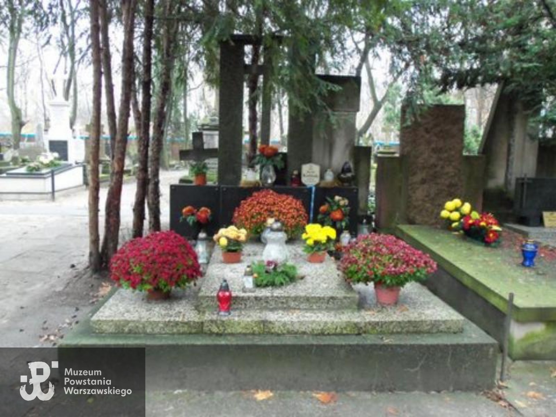 Źródło: https://cmentarze.um.warszawa.pl/pomnik.aspx?pom_id=30634 [dostęp: 17.04.2026].