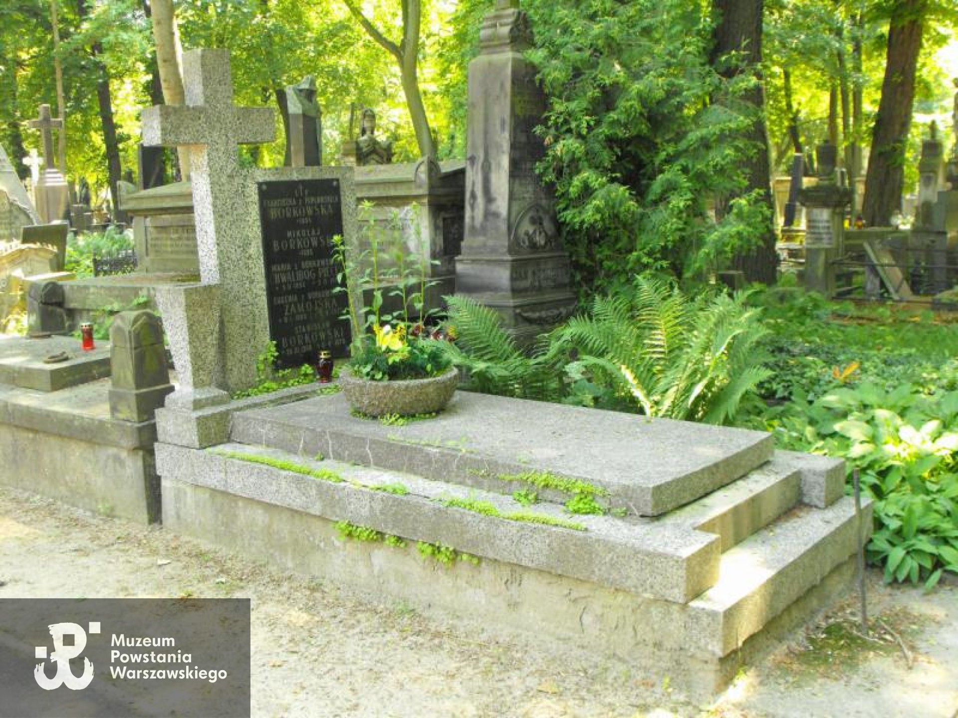 Źródło: https://cmentarze.um.warszawa.pl/pomnik.aspx?pom_id=10665 [dostęp: 04.06.2025].