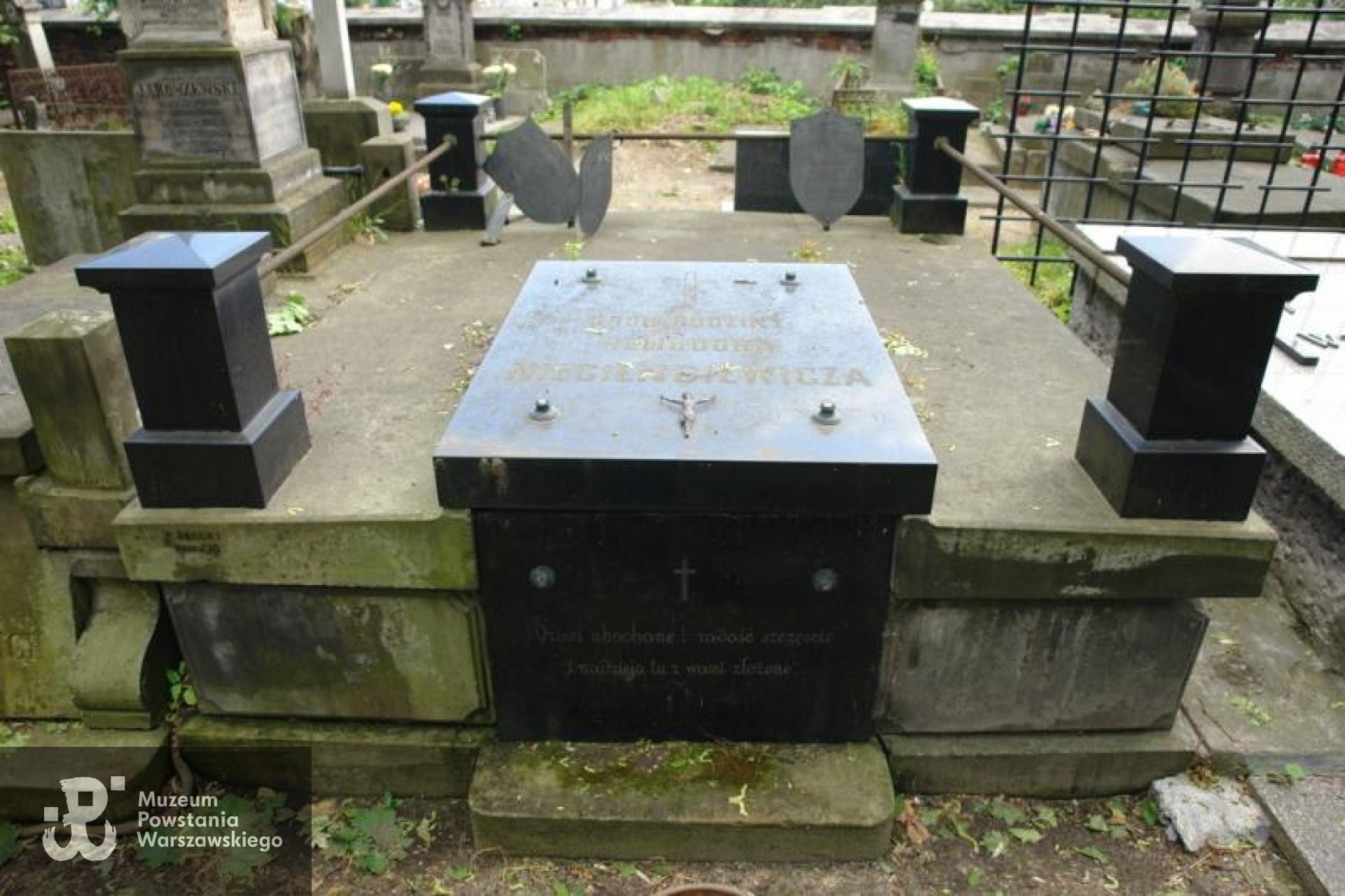 Źródło: https://cmentarze.um.warszawa.pl/pomnik.aspx?pom_id=20 [dostęp: 22.01.2026].