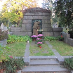 Źródło: https://wawamlynarska.grobonet.com/grobonet/start.php?id=detale&idg=21656 [dostęp: 13.11.2025].