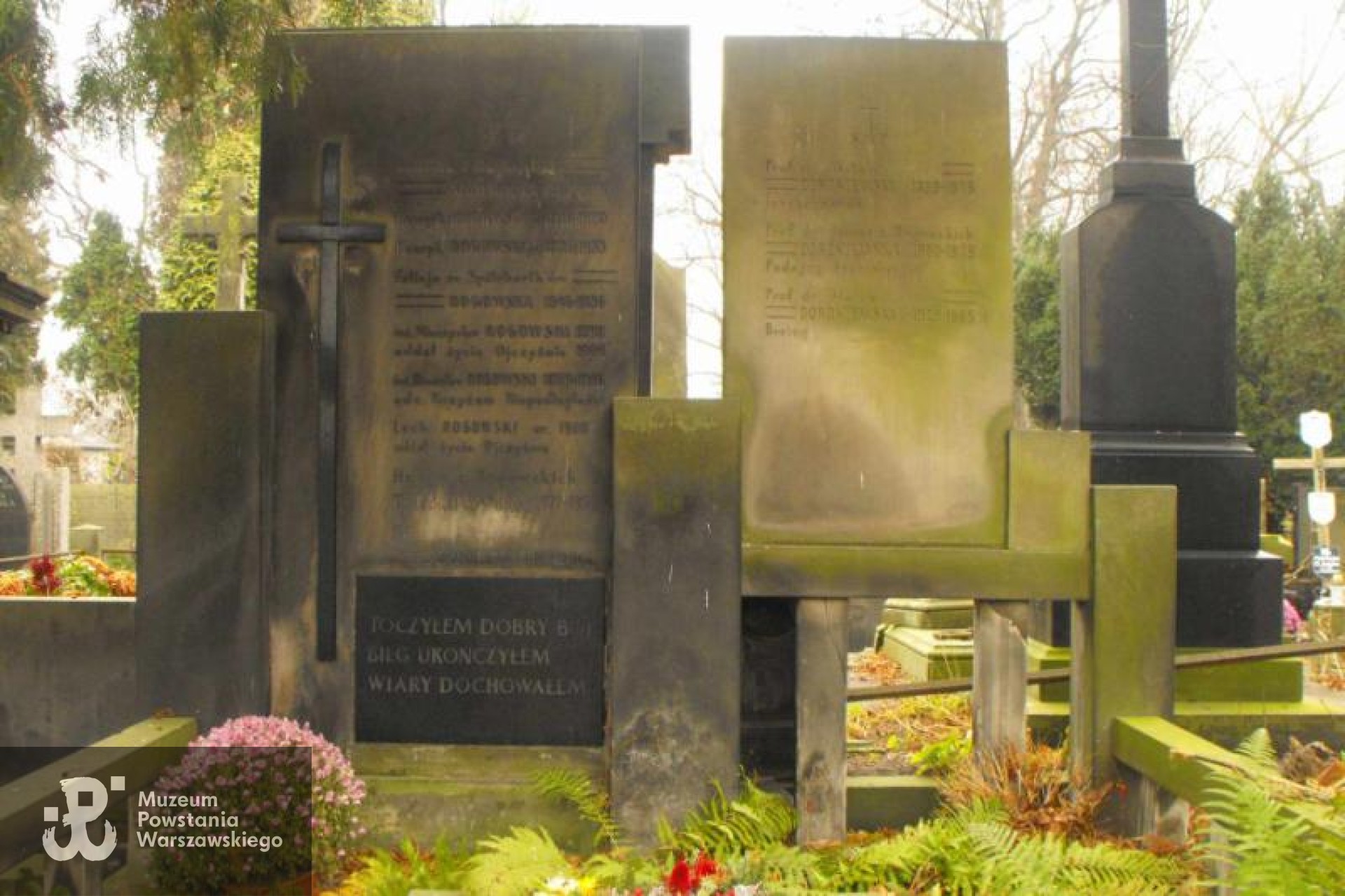 Źródło: https://cmentarze.um.warszawa.pl/pomnik.aspx?pom_id=14892 [dostęp: 23.04.2025].