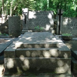 Źródło: https://cmentarze.um.warszawa.pl/pomnik.aspx?pom_id=44996 [dostęp: 04.02.2026].