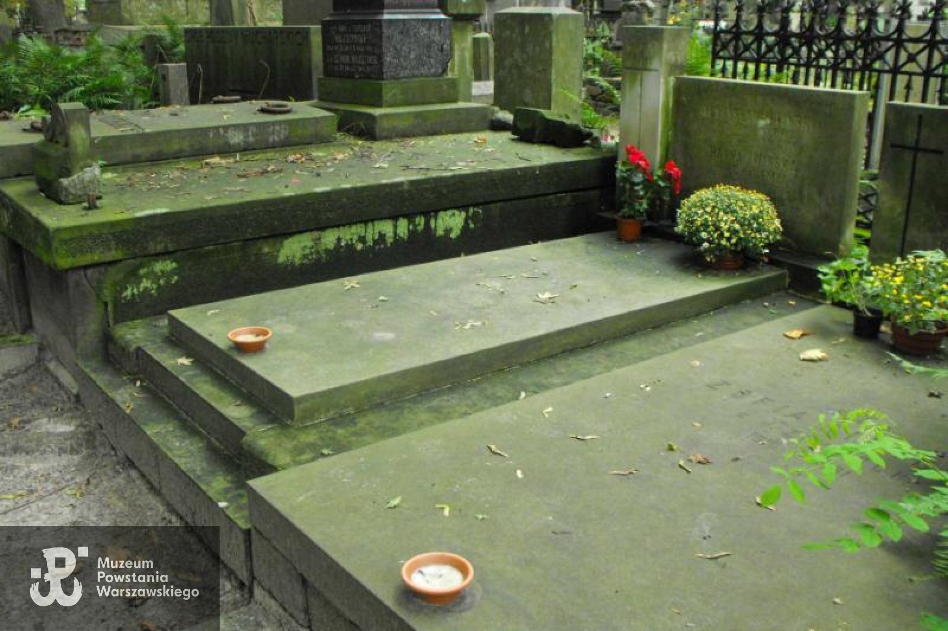 Źródło: https://cmentarze.um.warszawa.pl/pomnik.aspx?pom_id=12501 [dostęp: 10.04.2025].