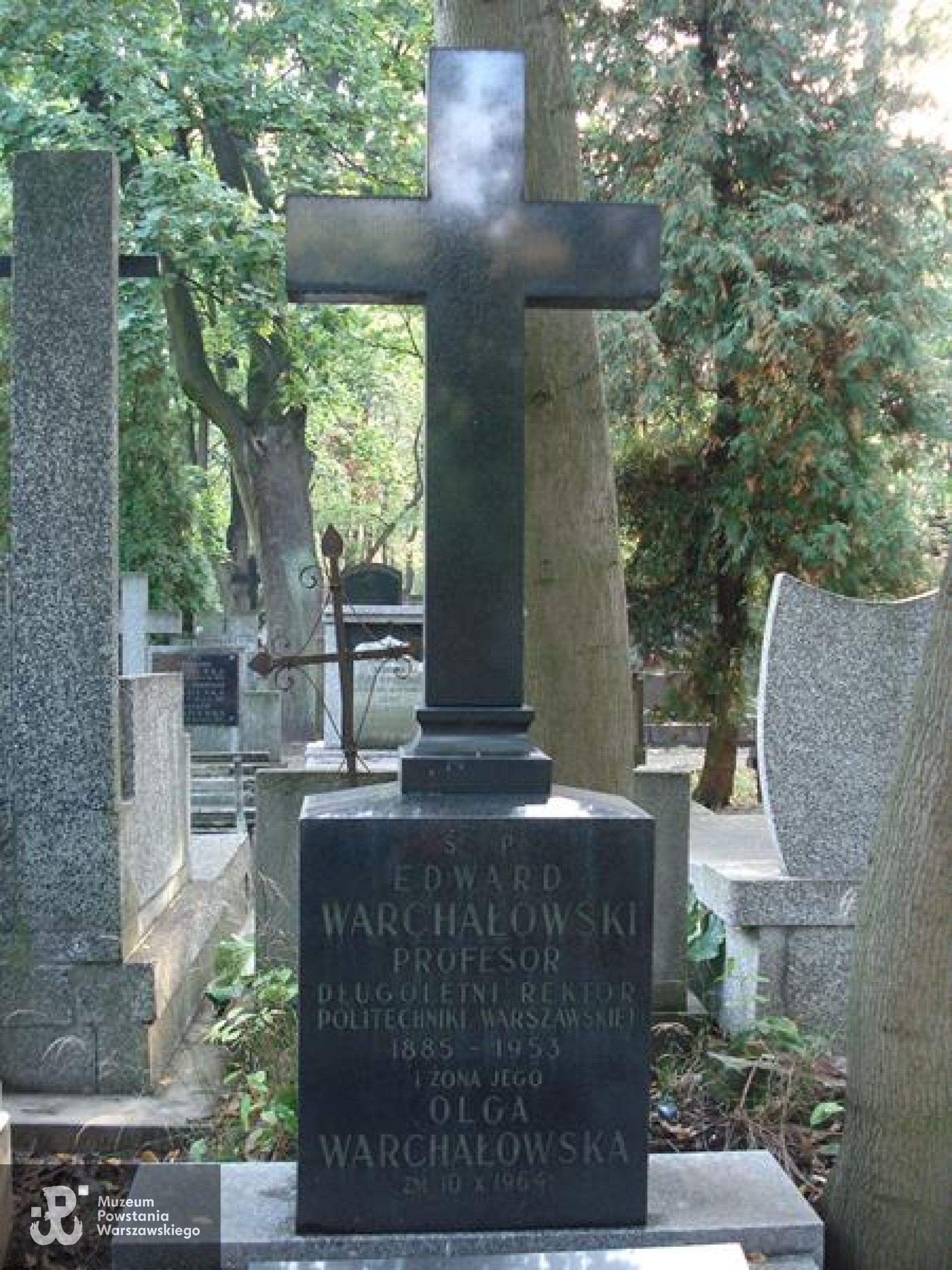 Grób symboliczny na Starych Powązkach w Warszawie. Źródło: https://cmentarze.um.warszawa.pl/pomnik.aspx?pom_id=35737 [dostęp: 9.02.2026].