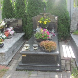 Źródło: https://warszawawlochy.grobonet.com/grobonet/start.php?id=detale&idg=16998 [dostęp: 31.03.2026].