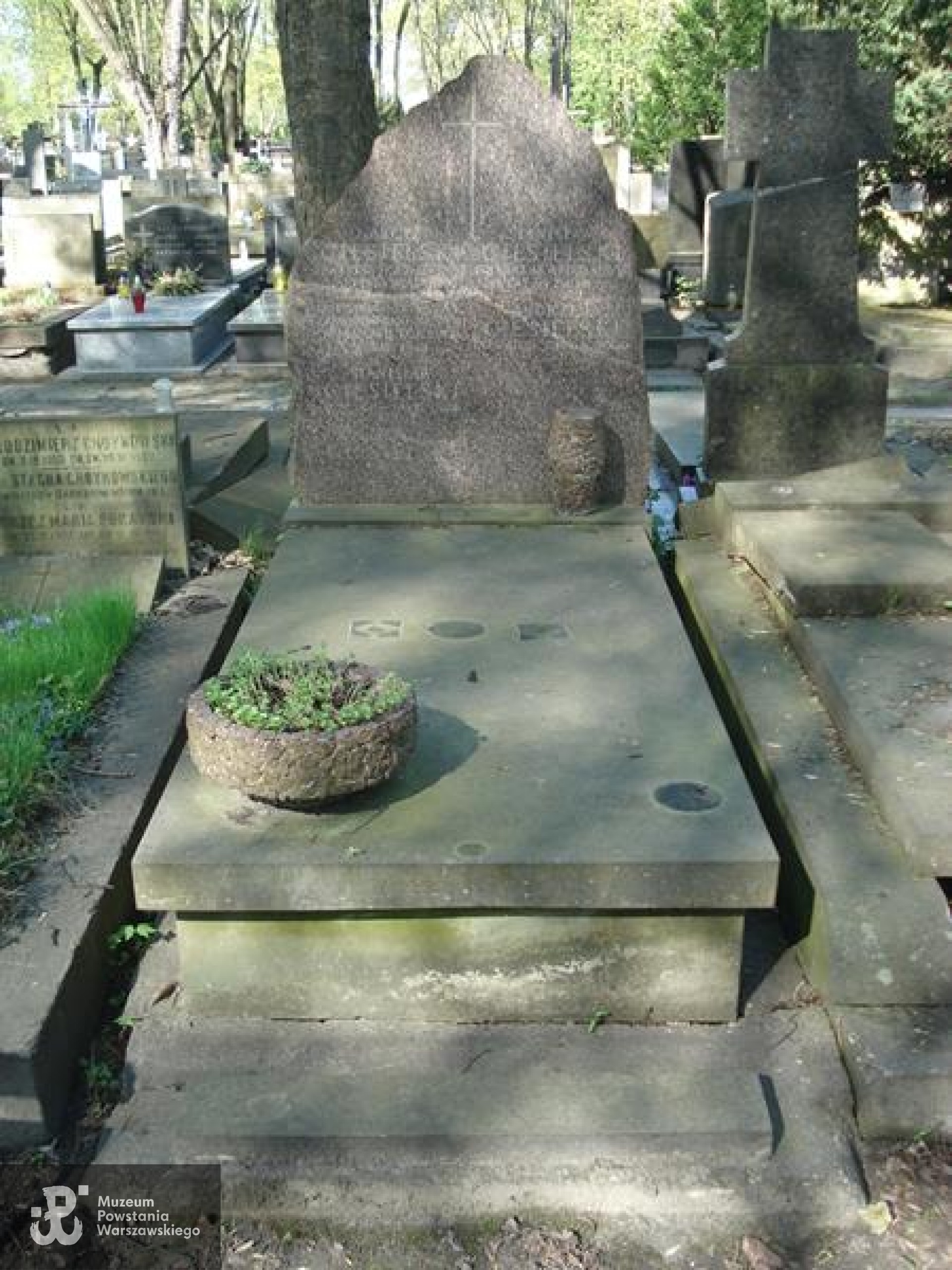 Źródło: https://cmentarze.um.warszawa.pl/pomnik.aspx?pom_id=35834 [dostęp: 10.09.2025].