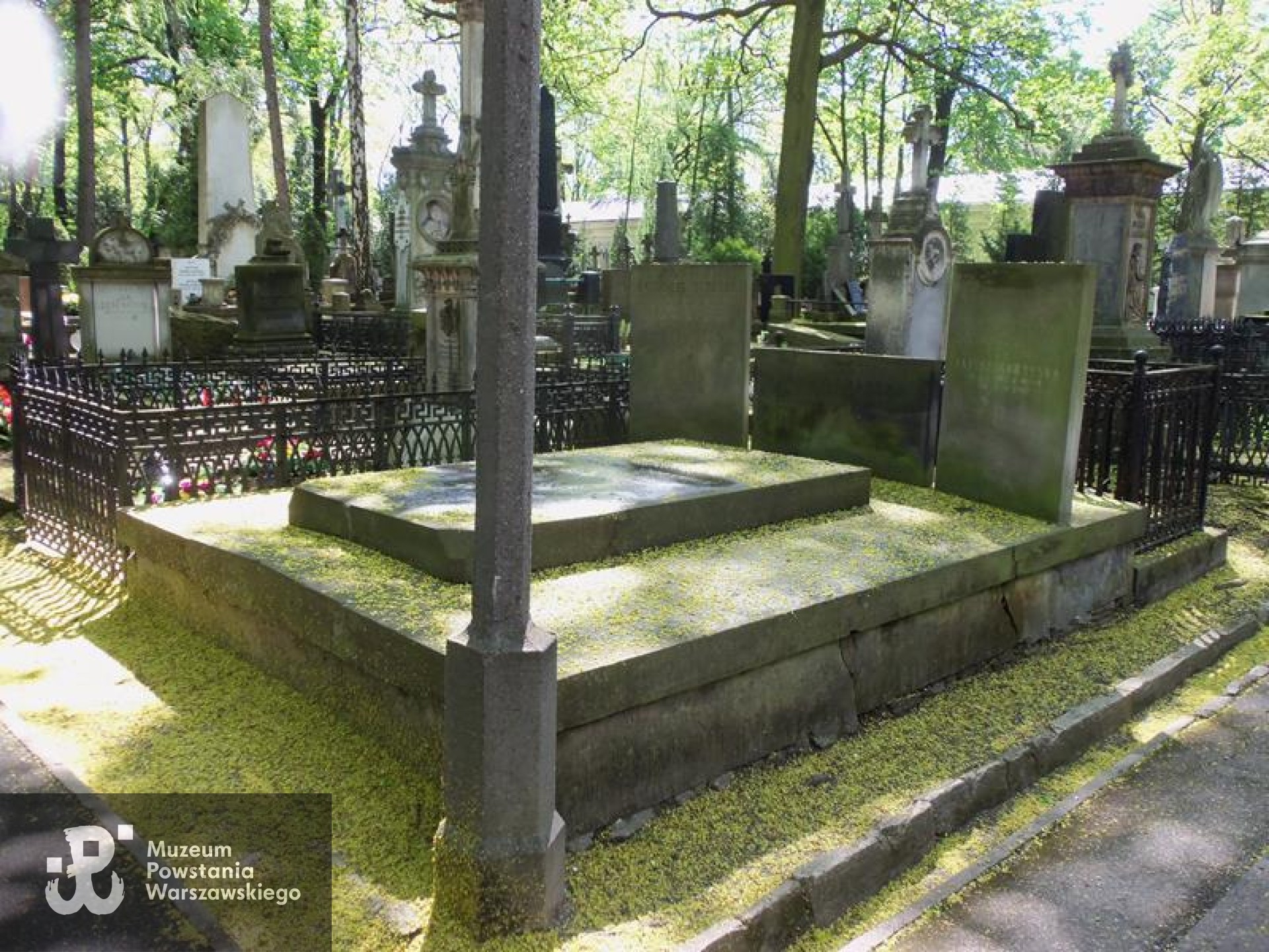 Źródło: https://cmentarze.um.warszawa.pl/pomnik.aspx?pom_id=3594 [dostęp: 9.04.2025].