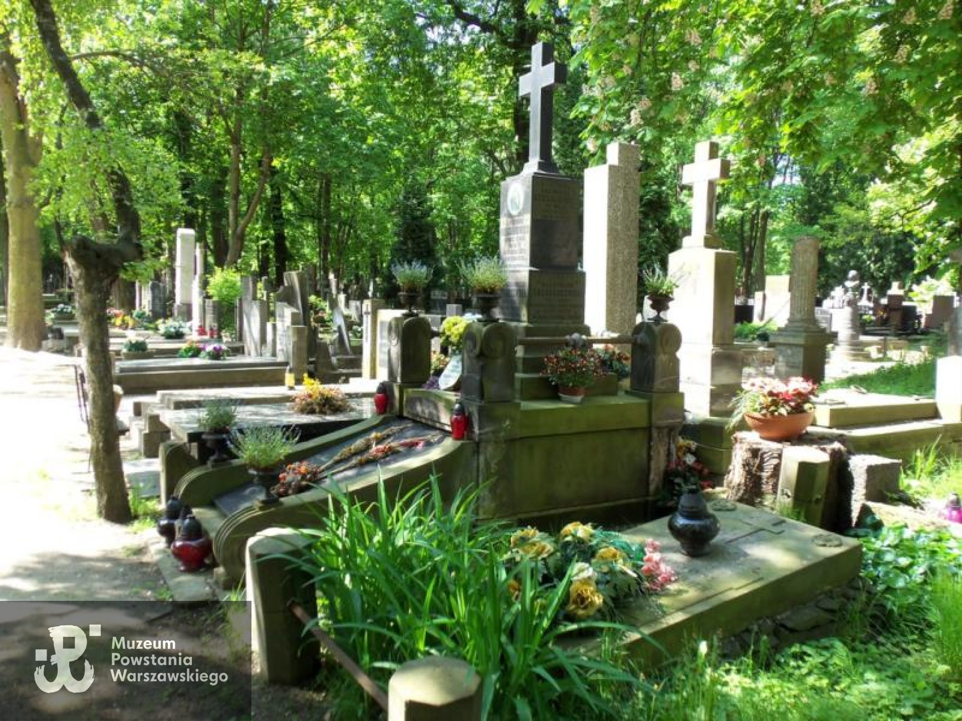 Źródło: https://cmentarze.um.warszawa.pl/pomnik.aspx?pom_id=16288 [dostęp: 9.04.2025].