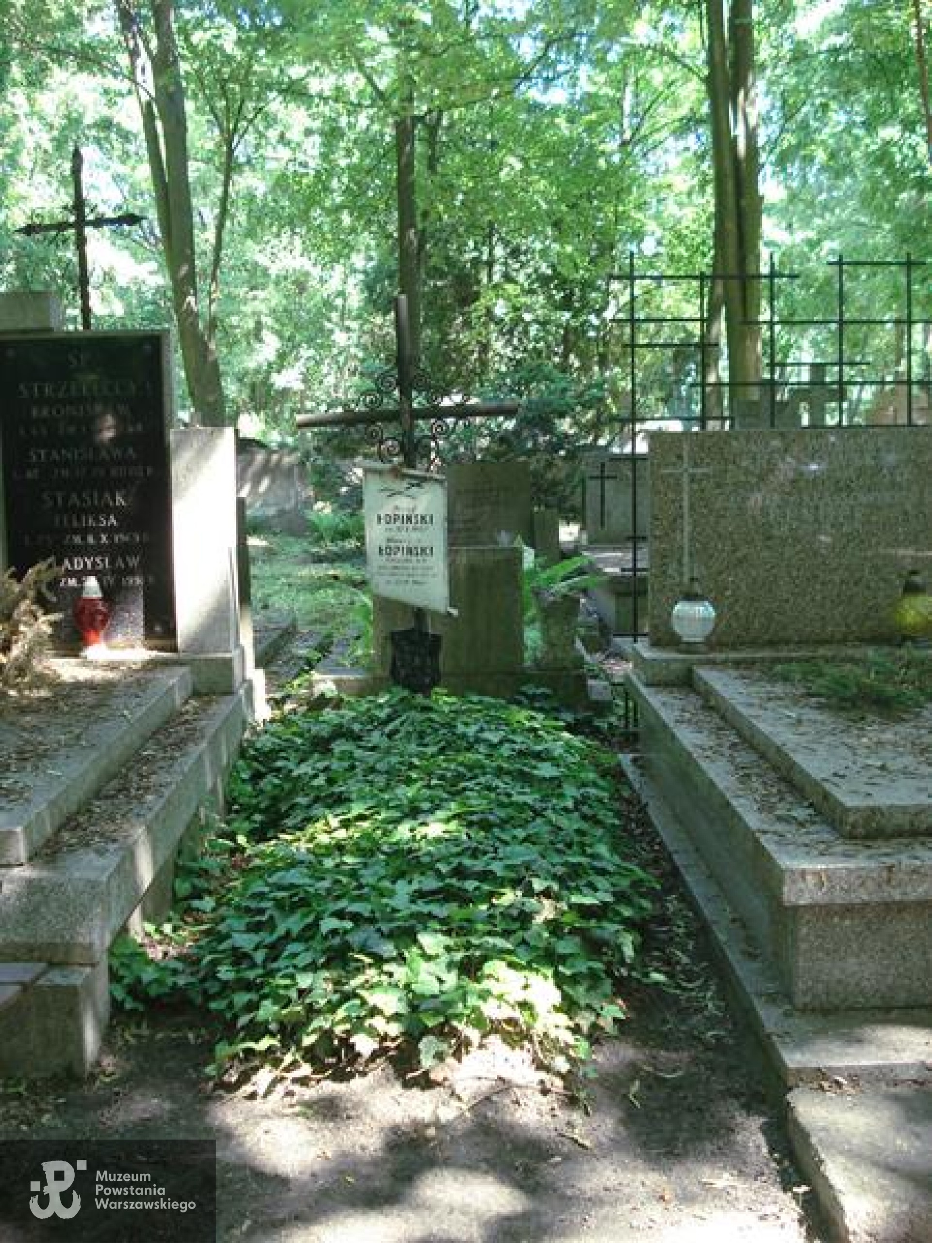 Źródło: https://cmentarze.um.warszawa.pl/pomnik.aspx?pom_id=63317 [dostęp: 9.04.2025].