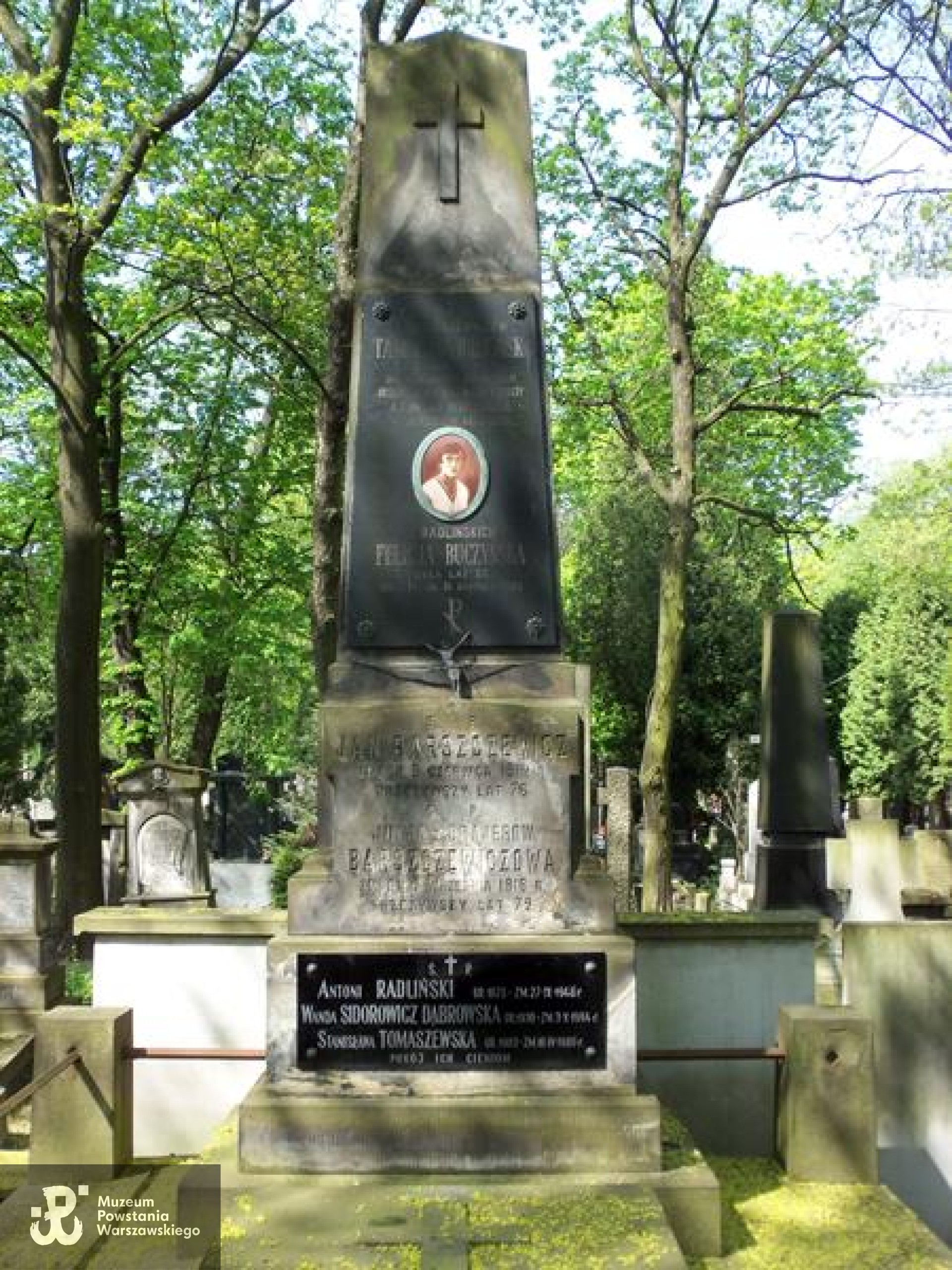 Źródło: https://cmentarze.um.warszawa.pl/pomnik.aspx?pom_id=4404 [dostęp: 15.04.2025].