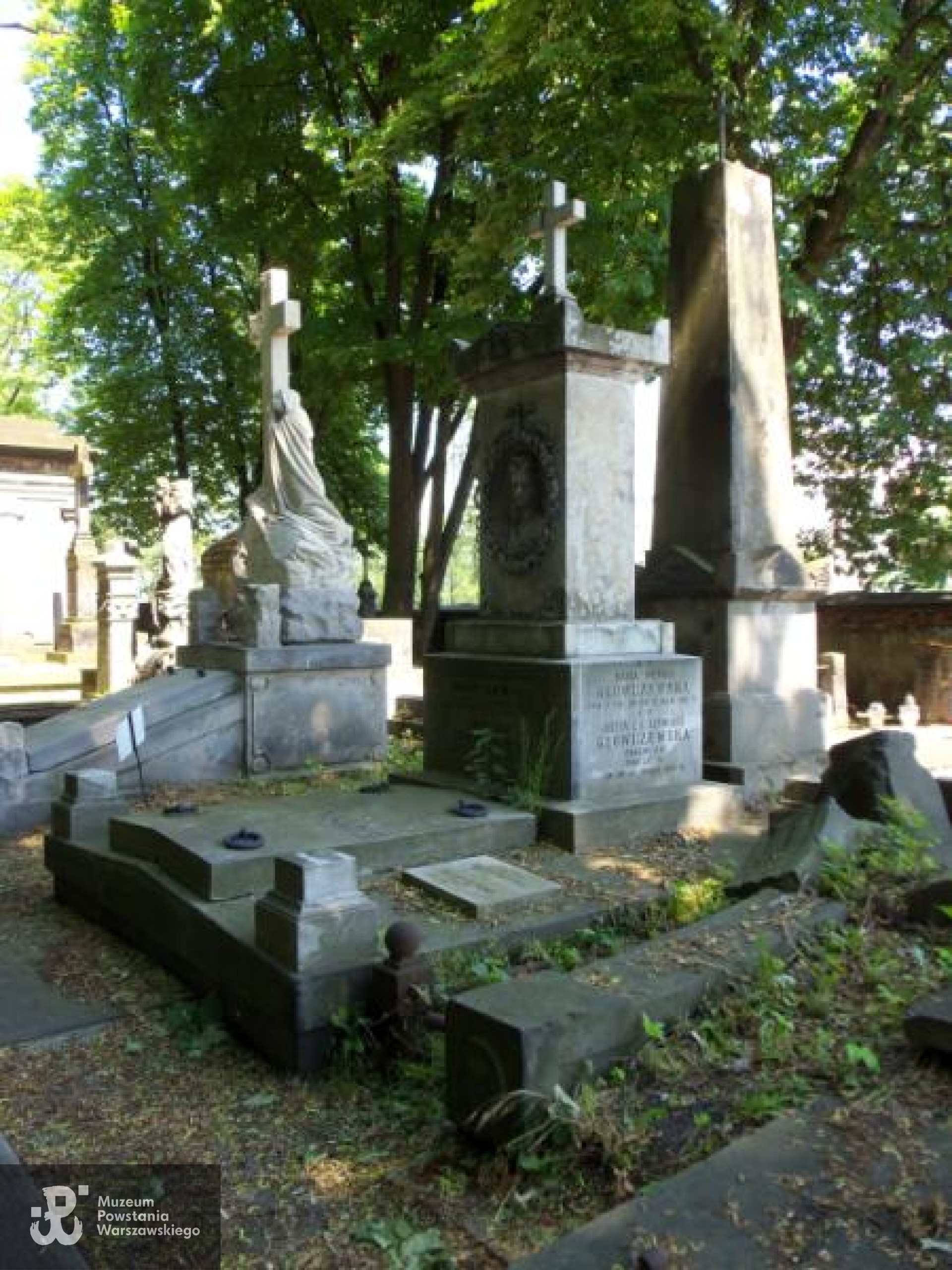 Źródło: https://cmentarze.um.warszawa.pl/pomnik.aspx?pom_id=1231 [dostęp: 16.04.2026].