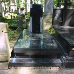 Źródło: https://cmentarze.um.warszawa.pl/pomnik.aspx?pom_id=546 [dostęp: 29.05.2025].