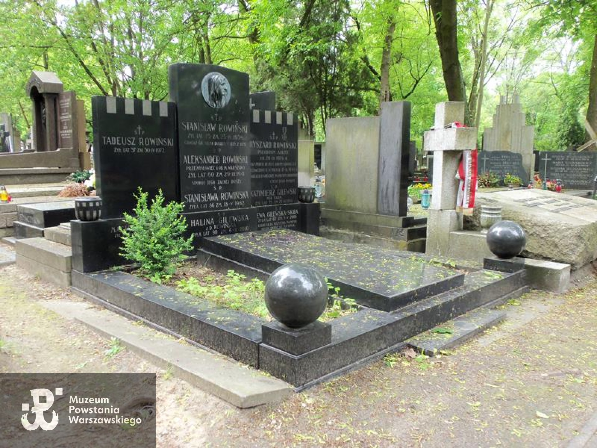 Źródło: https://cmentarze.um.warszawa.pl/pomnik.aspx?pom_id=39411 [dostęp: 23.04.2025].