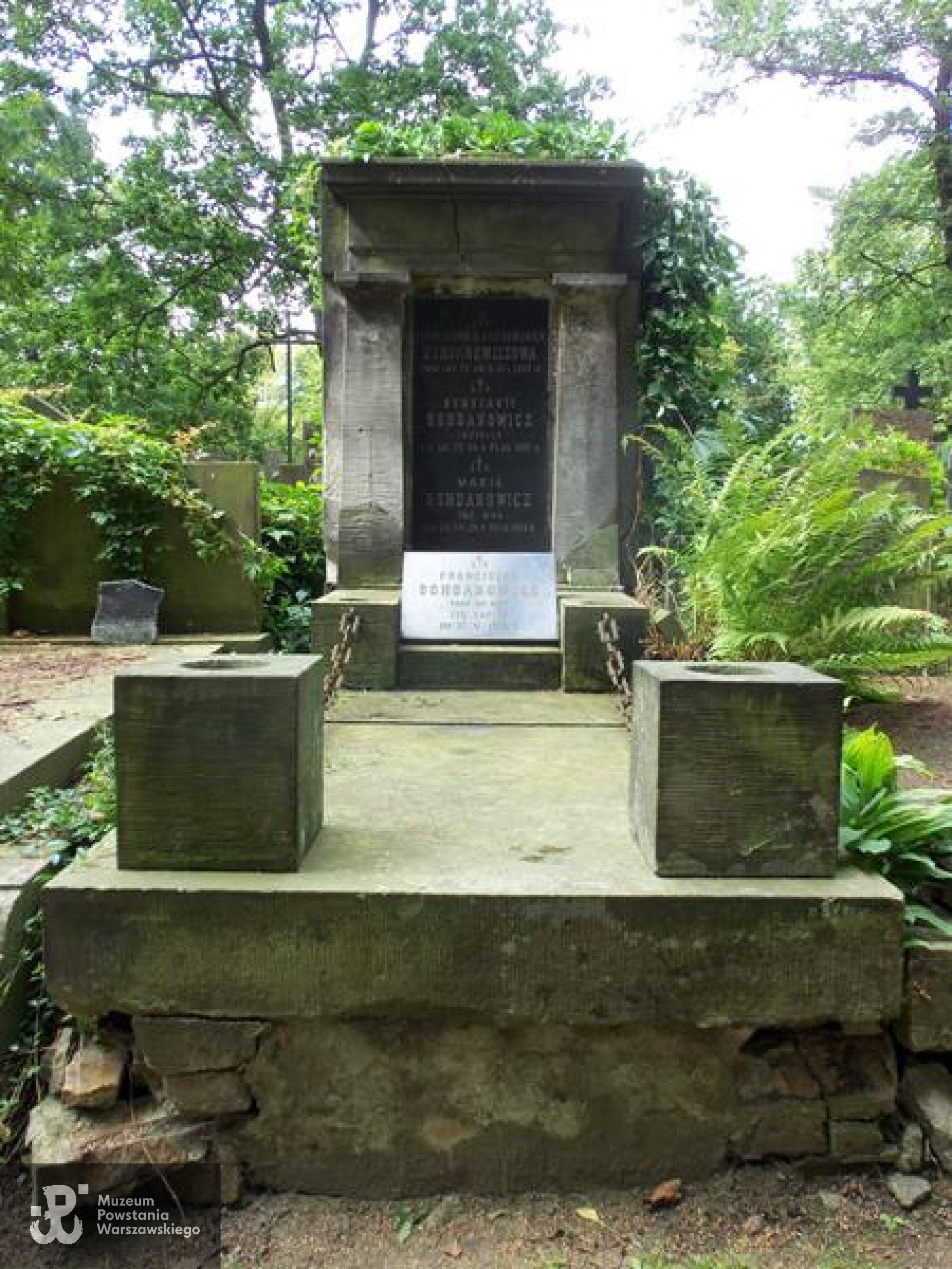 Źródło: https://cmentarze.um.warszawa.pl/pomnik.aspx?pom_id=43012 [dostęp: 02.06.2025].