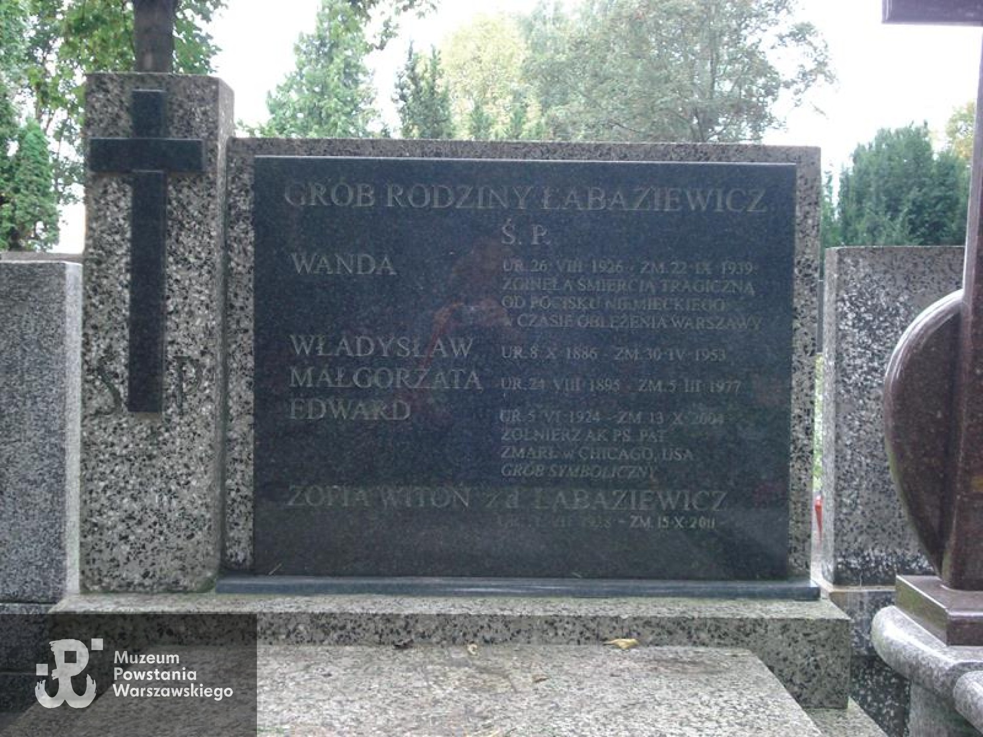 Grób symboliczny na Starych Powązkach w Warszawie. Źródło: https://cmentarze.um.warszawa.pl/pomnik.aspx?pom_id=47720 [dostęp: 09.02.2026].